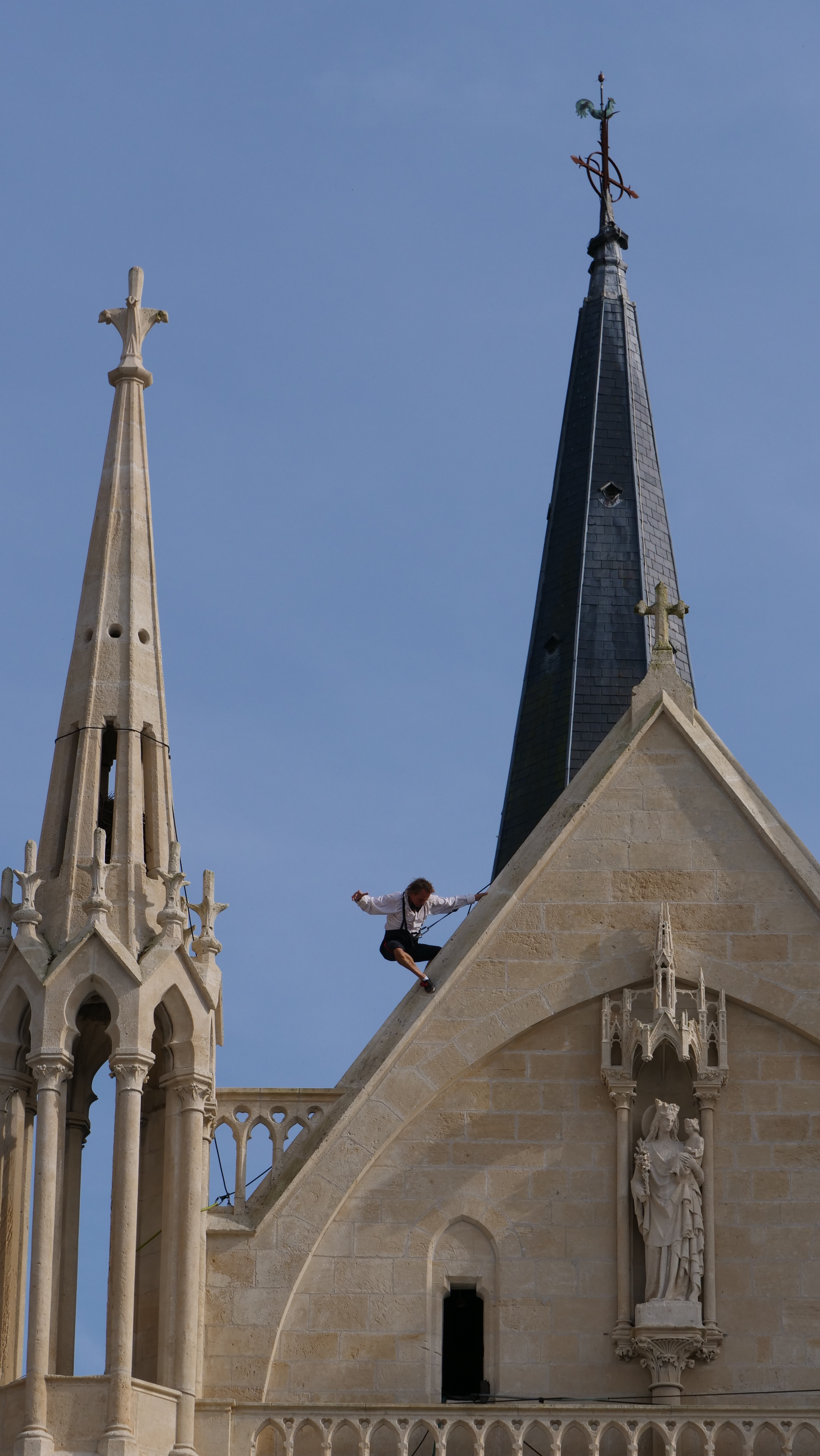 "Quasimodo-Esmeralda" chorégraphie de façade par la Compagnie des Lézards bleus