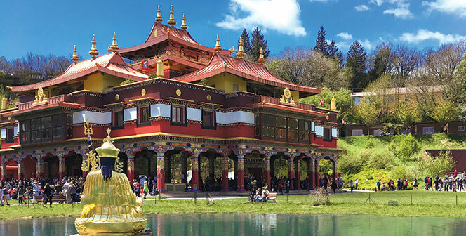 Venez découvrir le temple bouddhiste de Lerab Ling et ses stupas remarquables