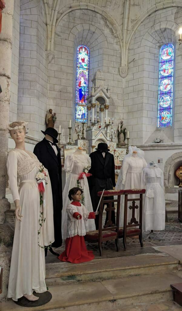 Exposition de vêtements sacerdotaux, objets religieux oubliés