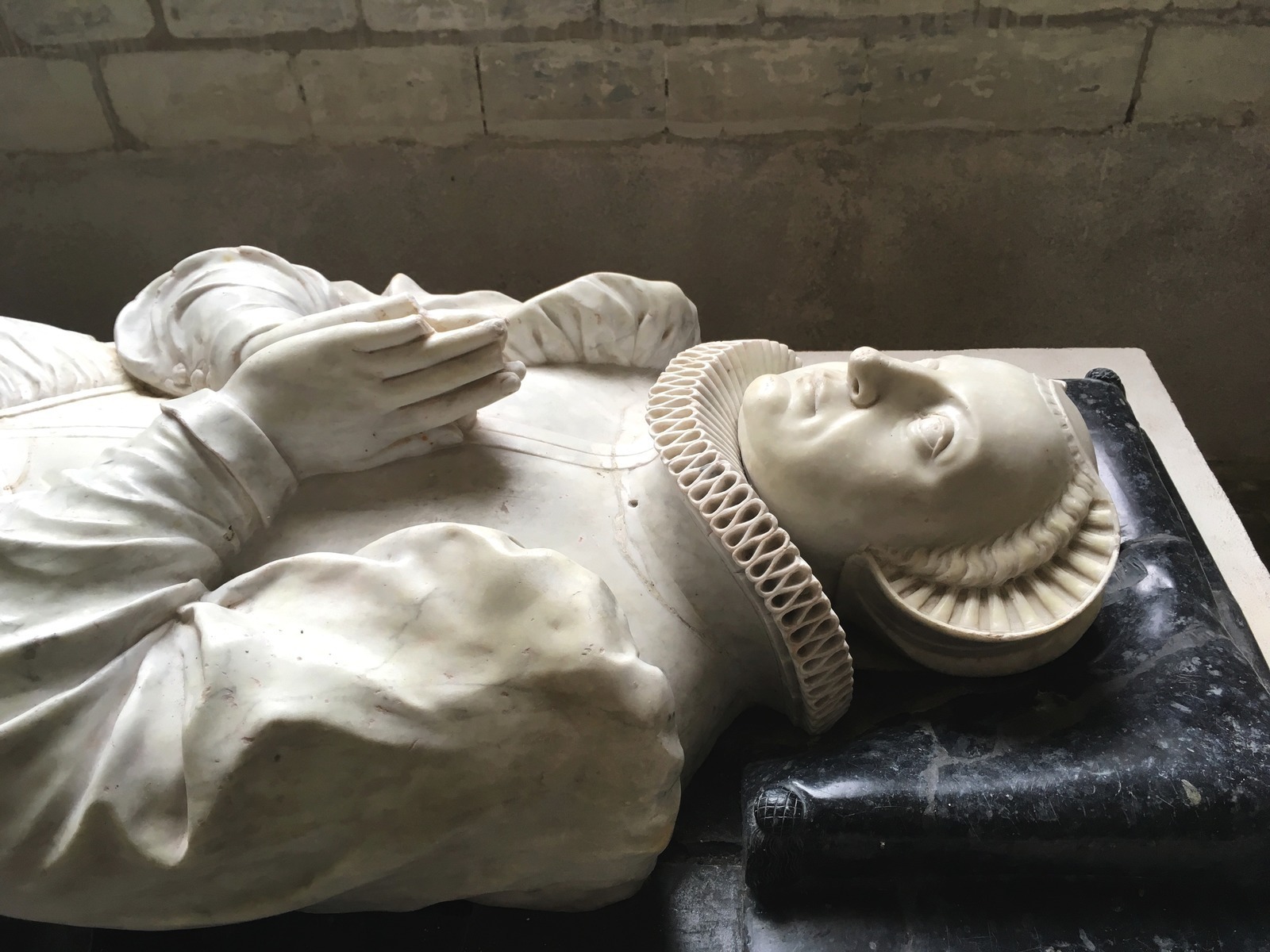 Découvrez un magnifique gisant dans une église romane