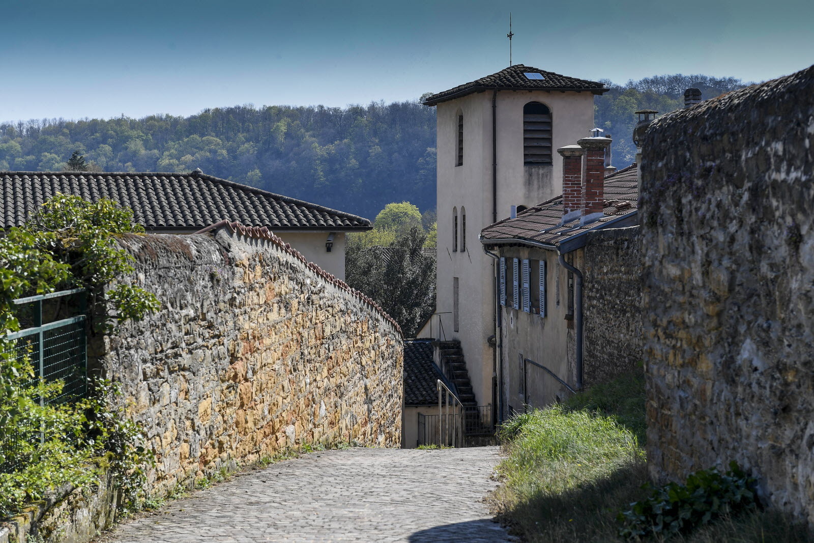 Visite de Rochetaillée sur Saône, village de caractère, surplombé du château qui accueille le musée…