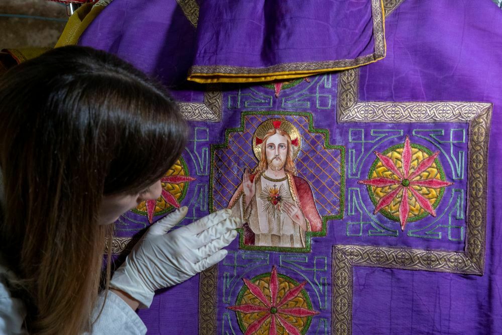 Prenez part à une visite accompagnée de cette petite église romane et découvrez ses objets liturgiq…