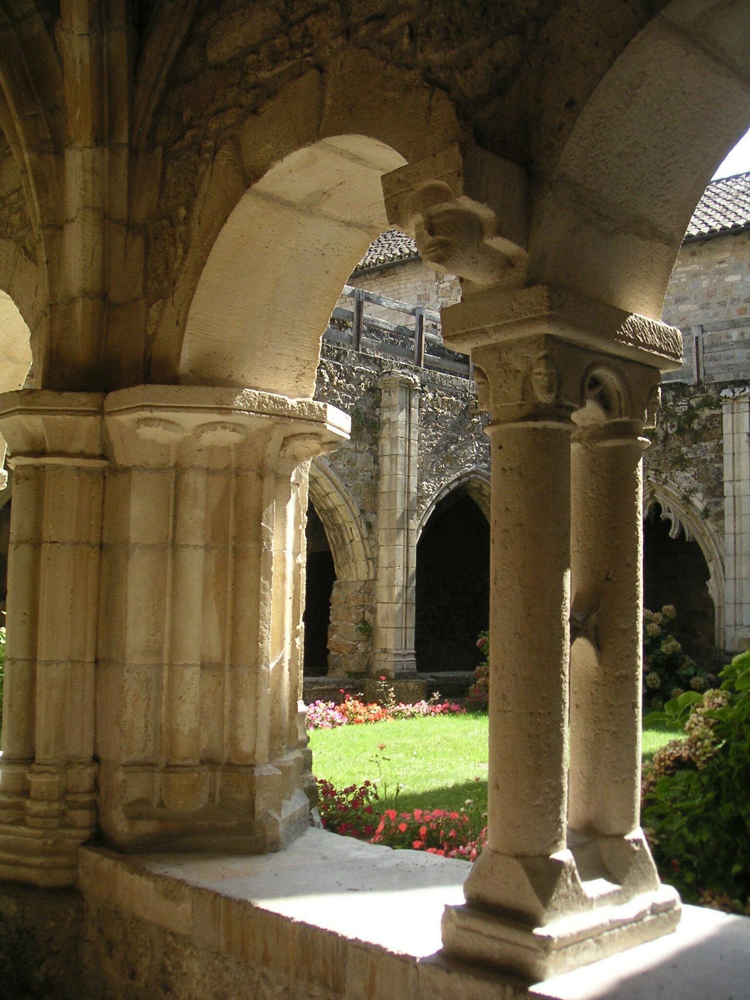 Explorez le cloître de Carennac et découvrez la mise au tombeau