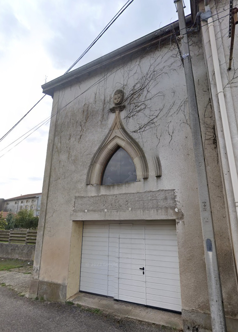 Exposition de peintures et de céramiques dans une chapelle