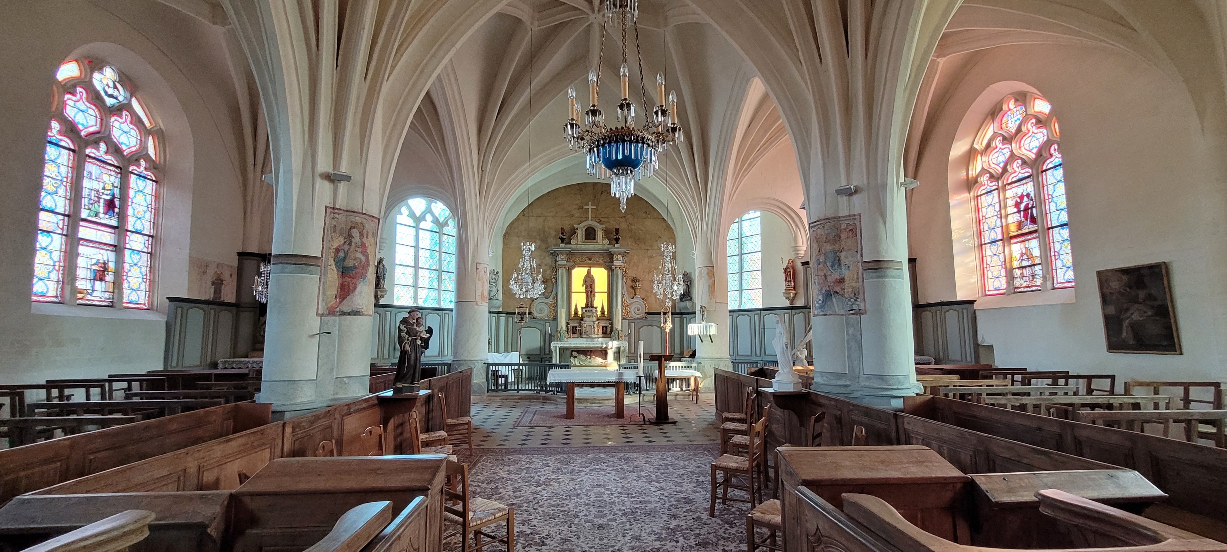 Découvrez une église et ses vitraux en grisaille datant du début XVIe siècle