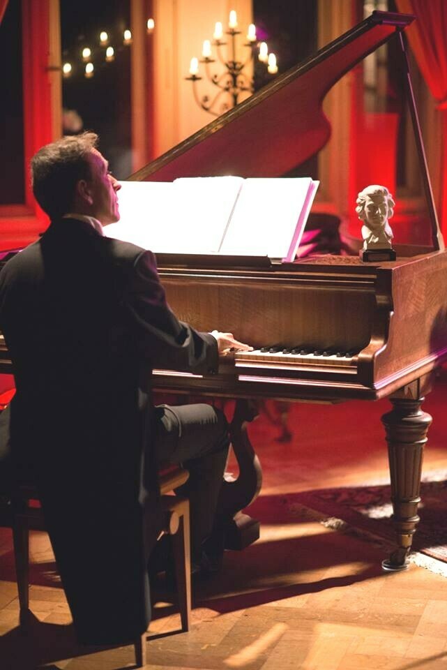 Visite nocturne aux chandelles et concert de piano romantique au château