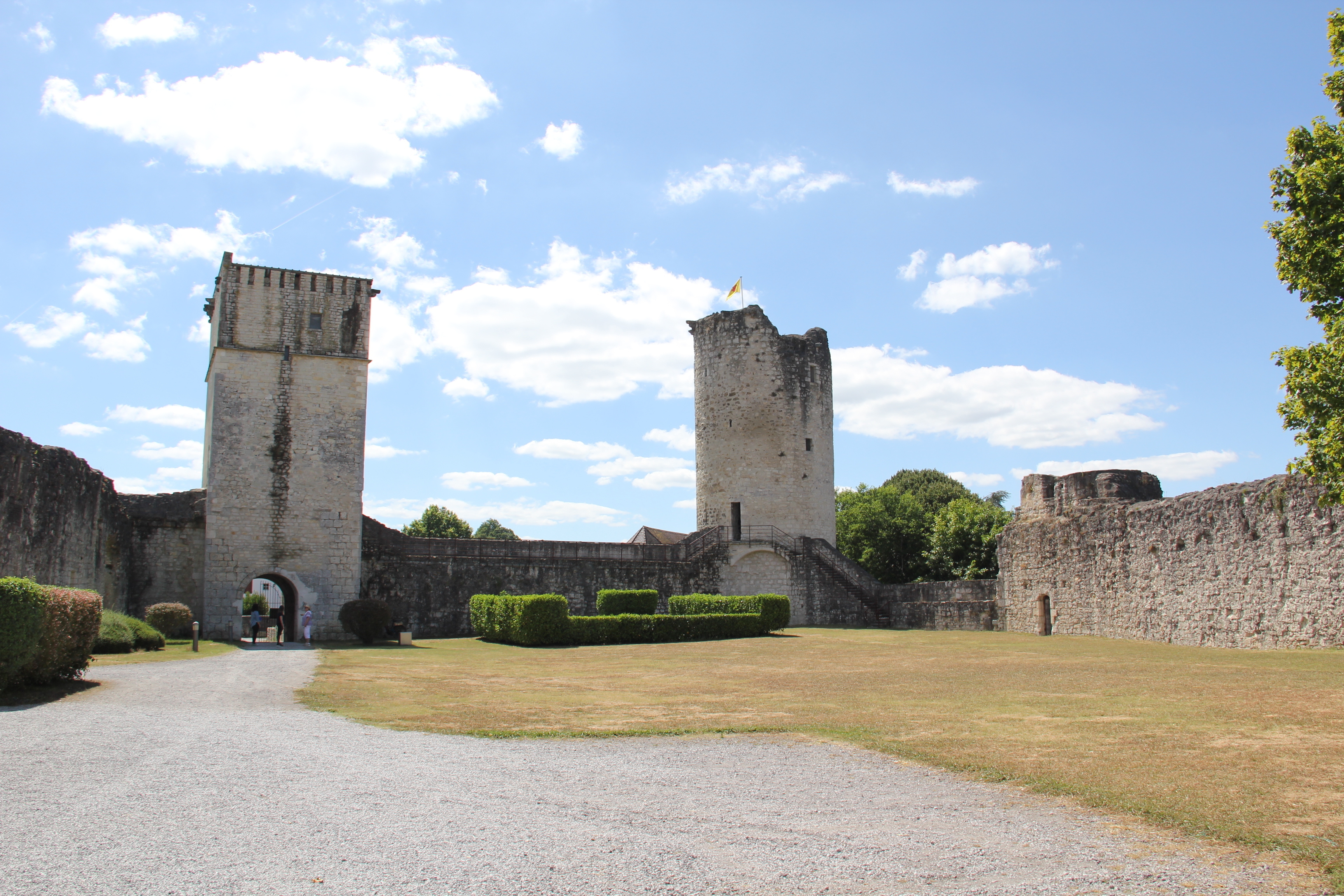 Promenade patrimoniale et géologique autour de la bastide : « quand la roche devient monument »