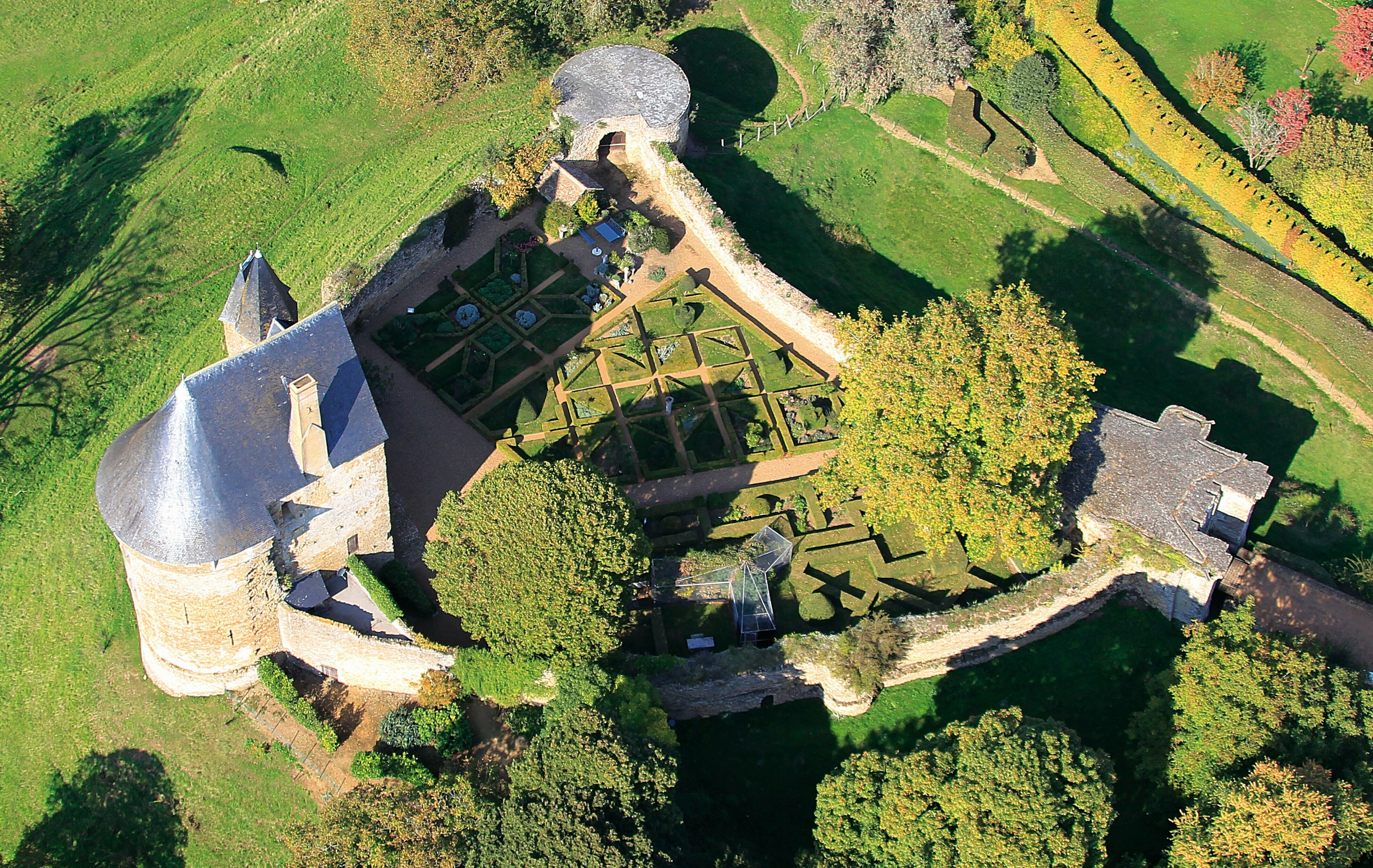 Découverte du donjon de Ballon et de son jardin. Présentation... Du 21 au 22 sept 2024