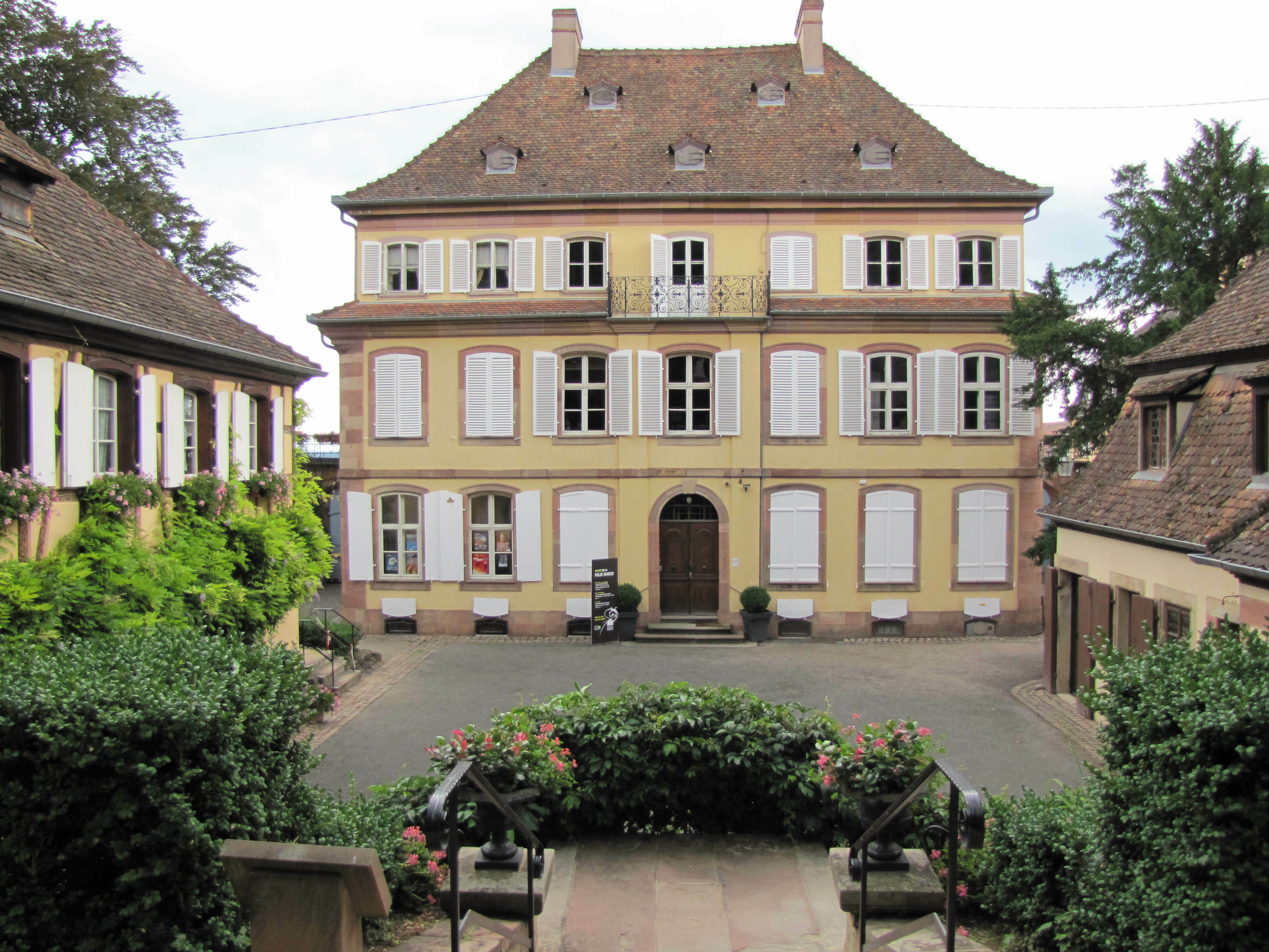 Levez les yeux ! À la découverte des familles qui se sont succédées dans cette maison durant deux s…