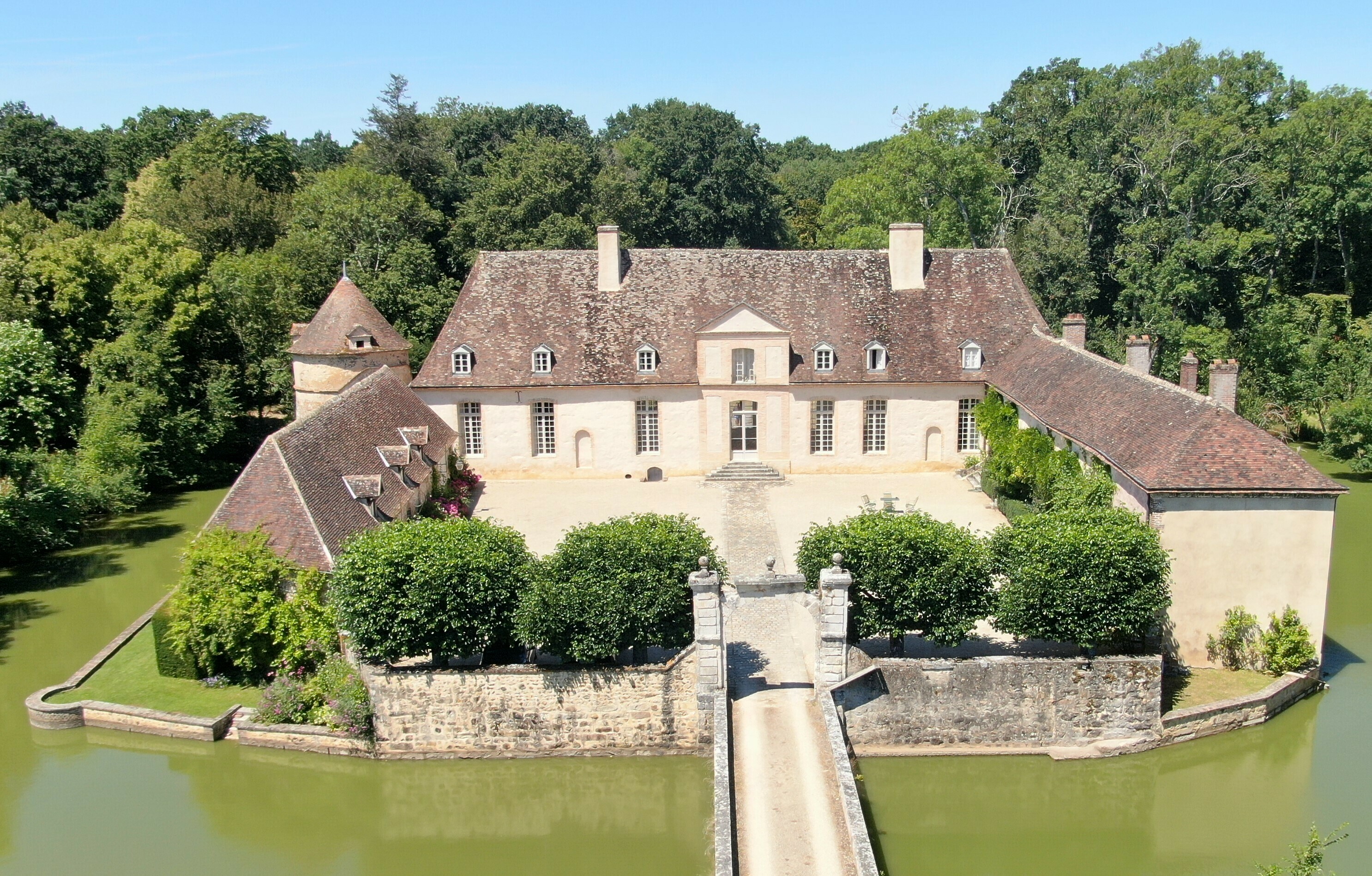 Visite guidée des extérieurs et des jardins du manoir Le Parc Vieil