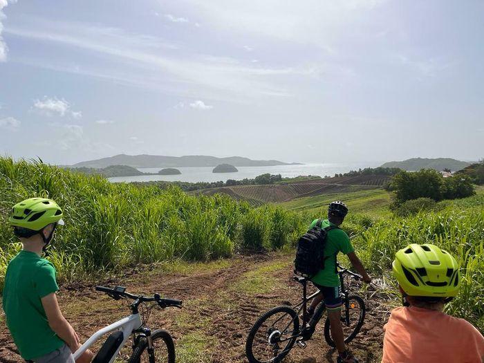 Visite guidée en VTT ÉLECTRIQUE de l'exploitation agricole des rhums la baie des trésors.