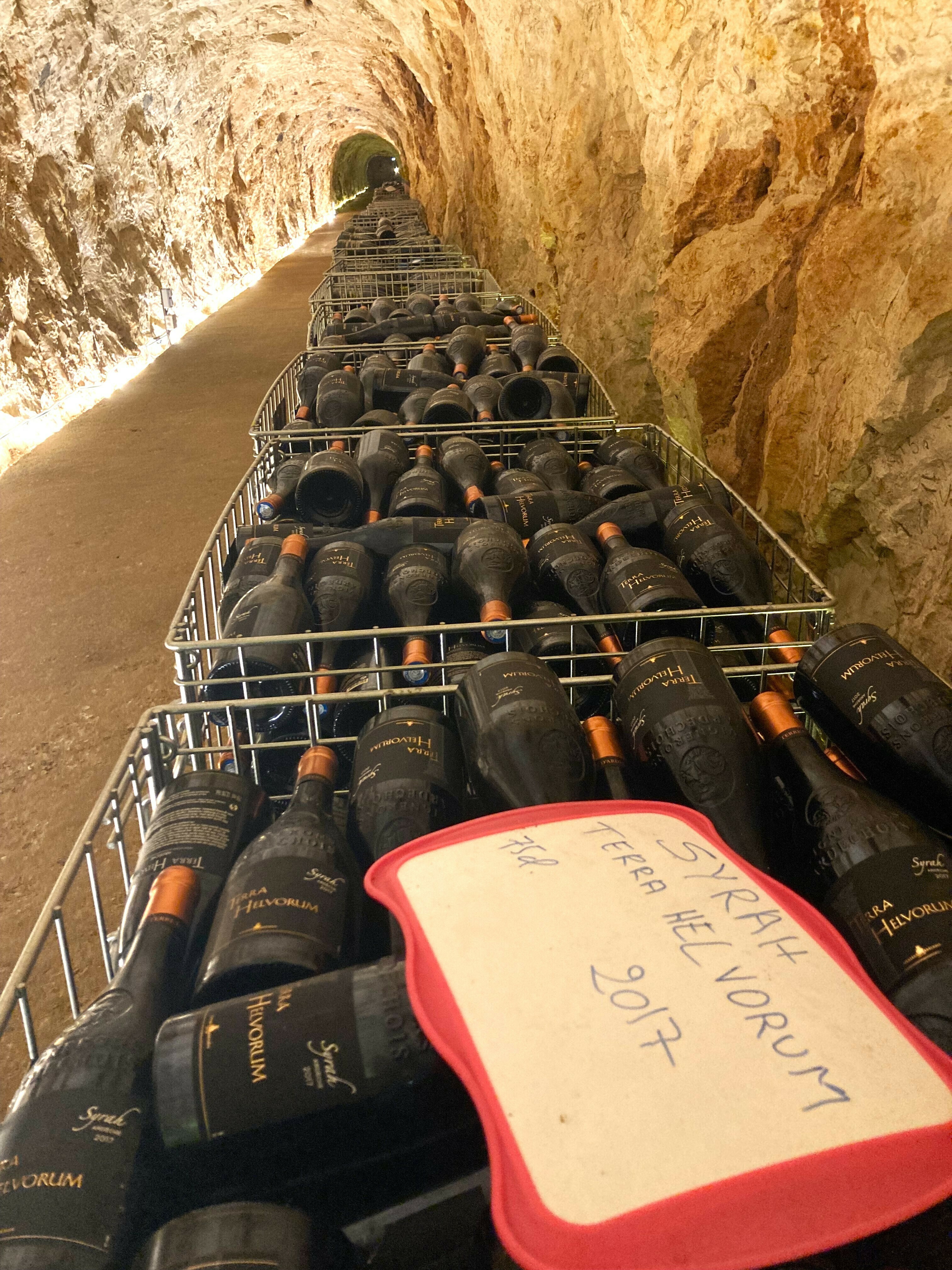 Visite guidée de la Grotte avec visite de la vinothèque