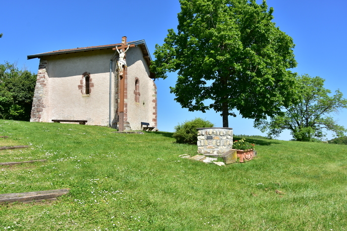 Découvrez une chapelle et la vue dominant les Vosges