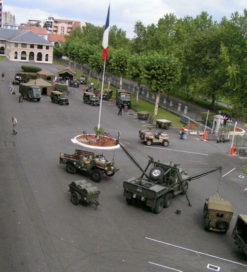 Exposition de véhicules militaires de la Seconde Guerre mondiale