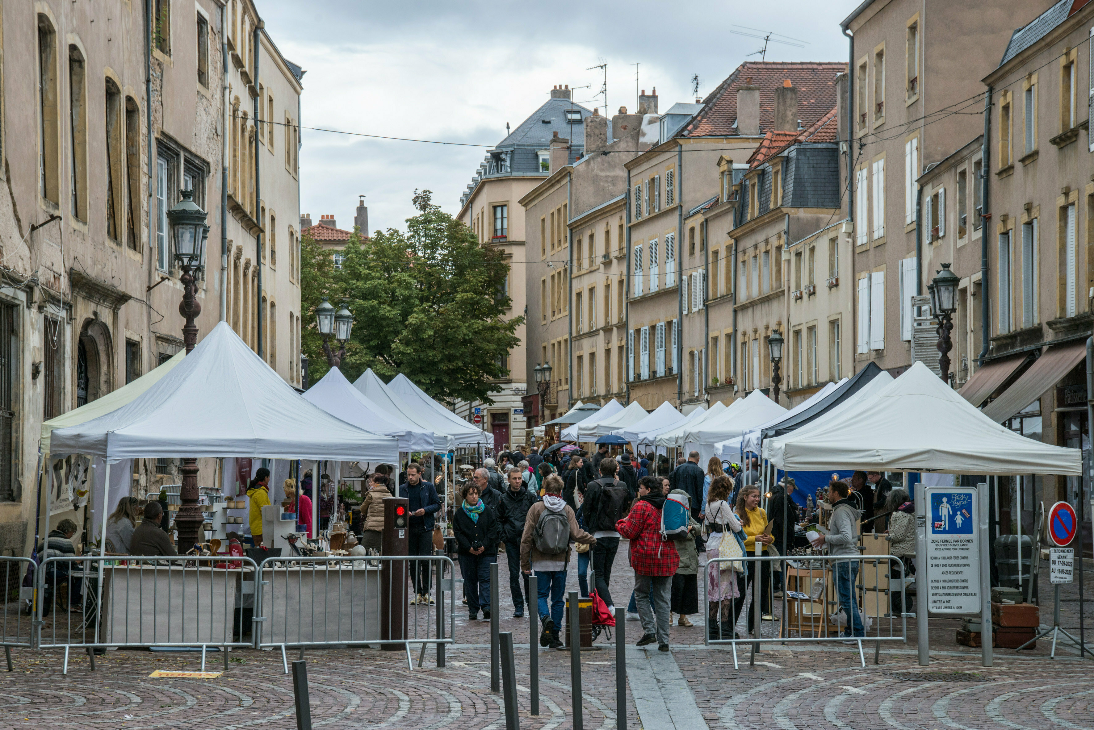 Visitez un marché présentant différents métiers d