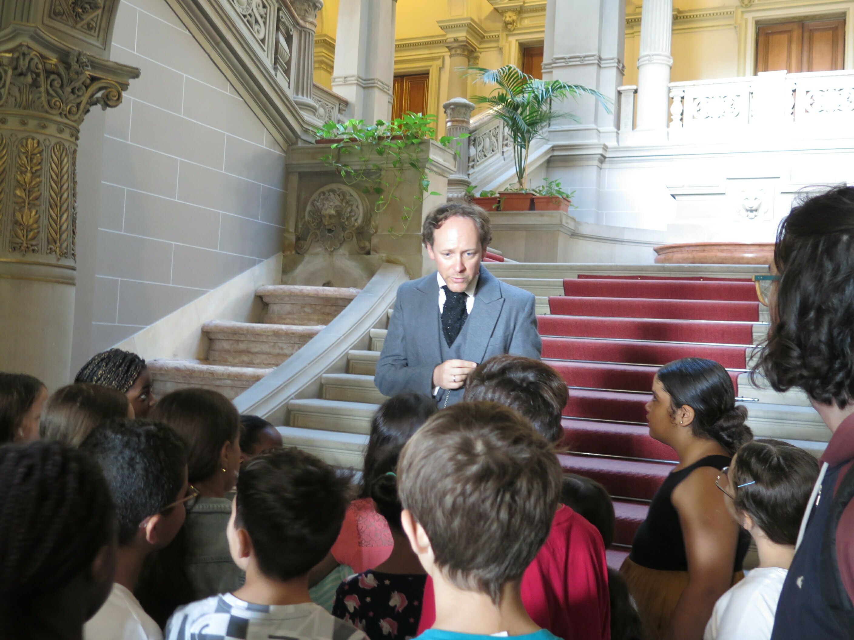 Levez les yeux ! Visites théâtralisées du palais du Rhin pour le public scolaire