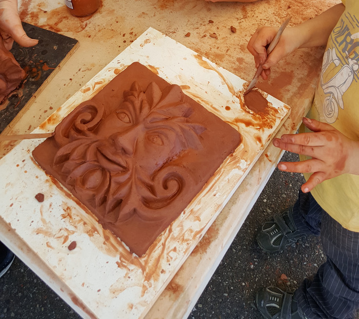 Participez à un atelier de modelage de terre cuite