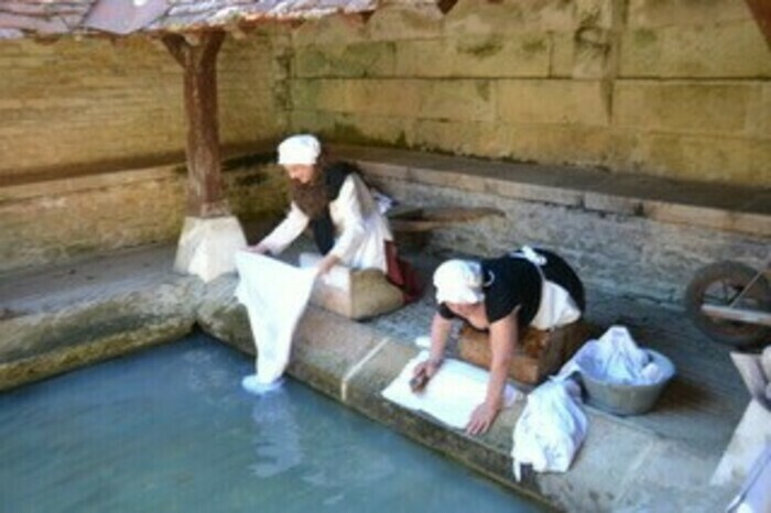 Visite du lavoir municipal animé par les lavandières