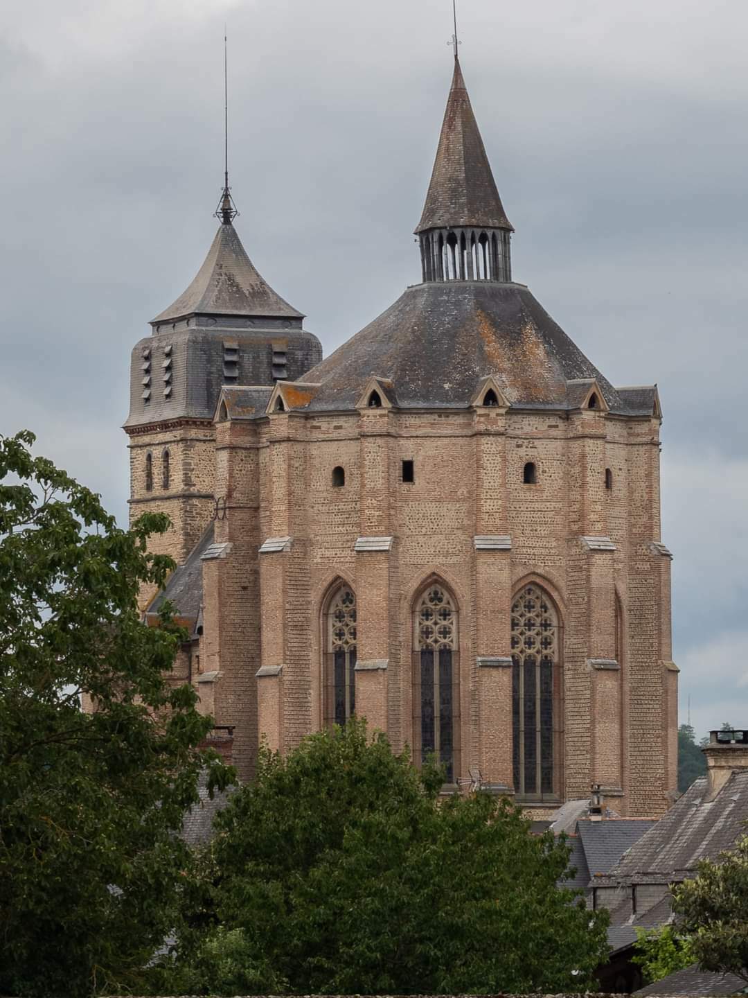 Explorez la collégiale Saint-Laurent d