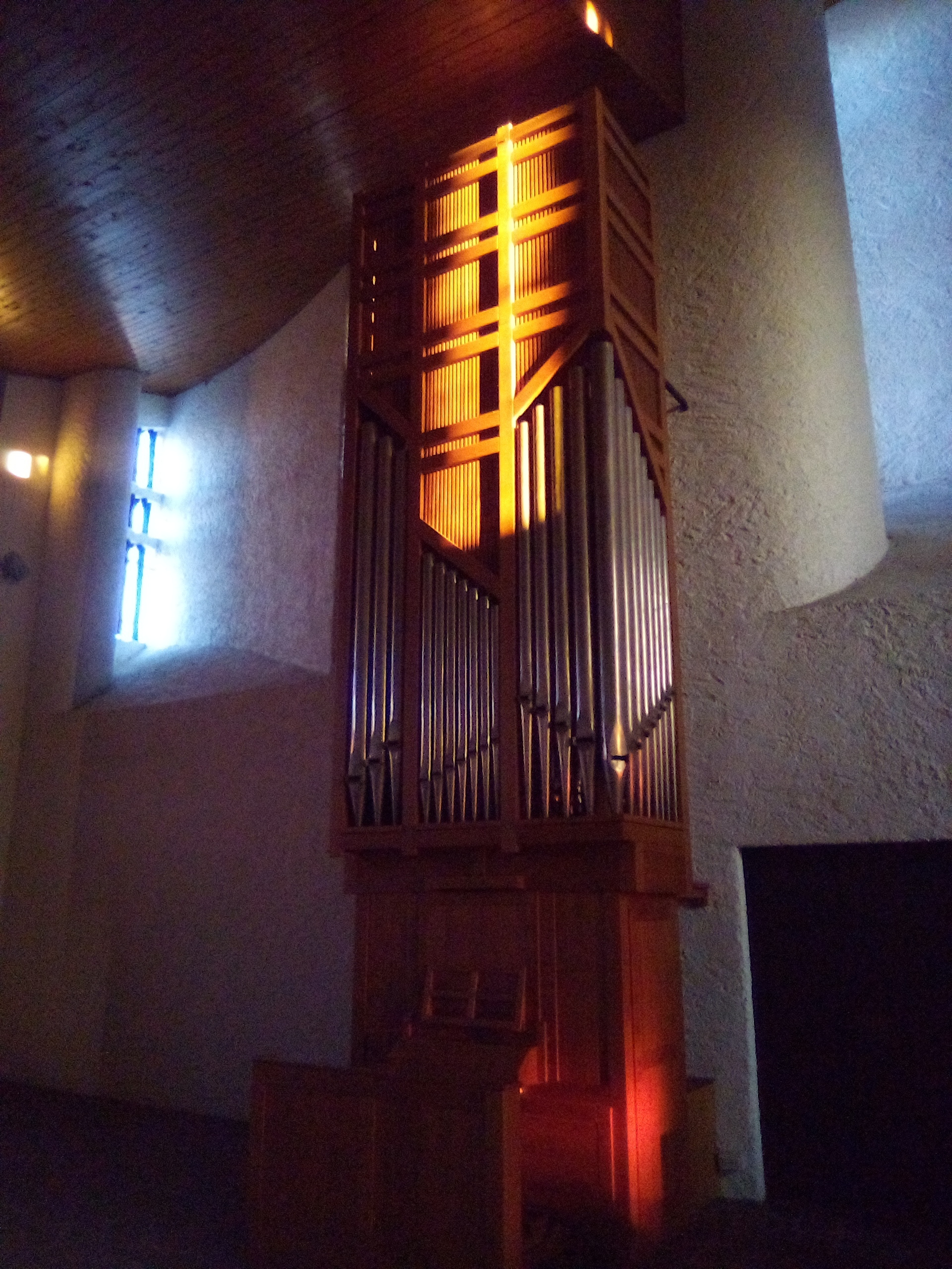 Découvrez un orgue-colonne dans une église contemporaine