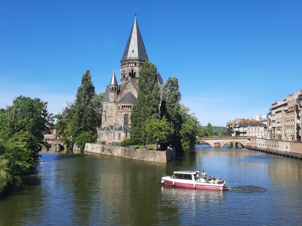 Découvrez une exposition sur les religions monothéistes et les cultes païens