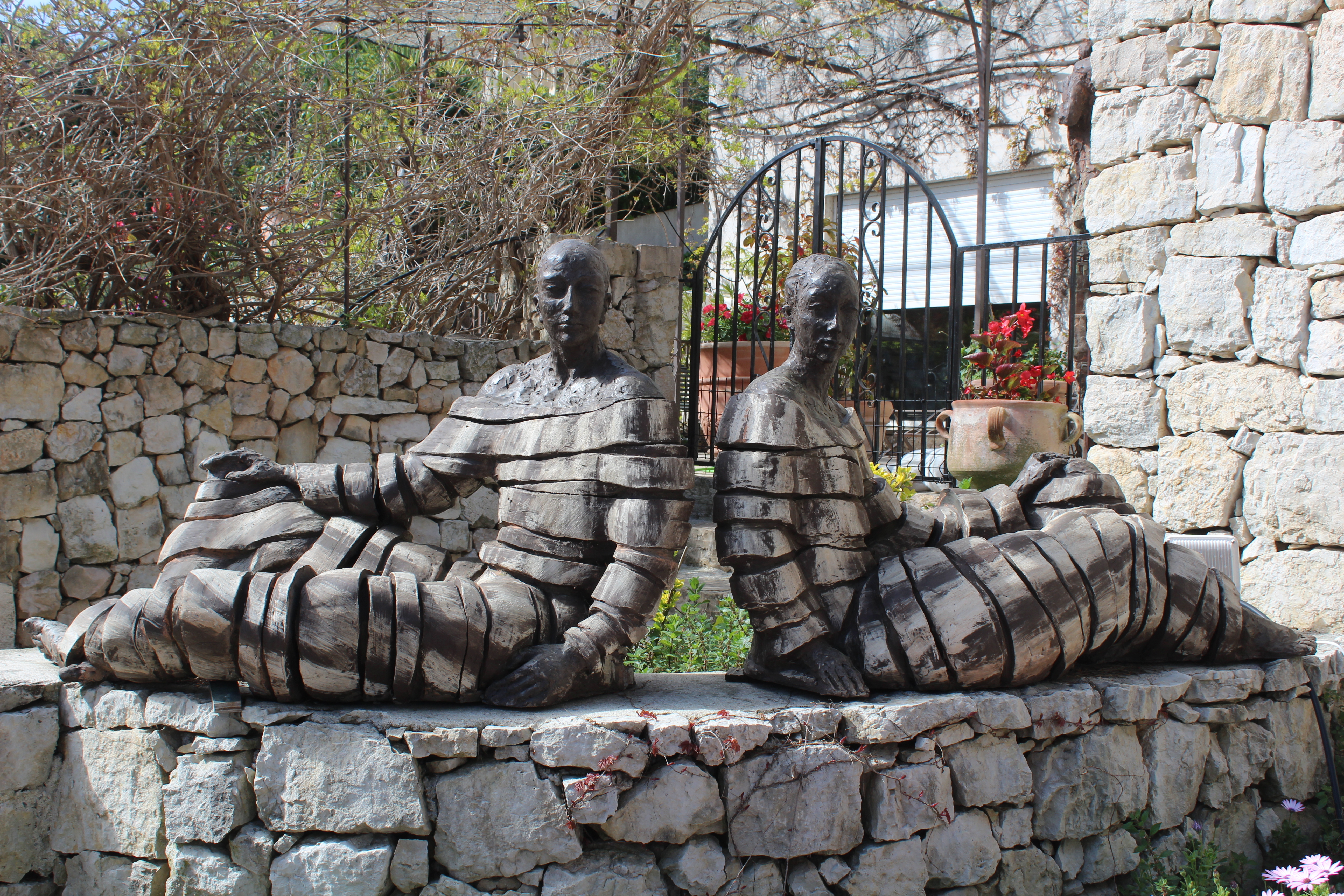 visite d'un jardin avec sculptures monumentales en terre cuite figuration humaine