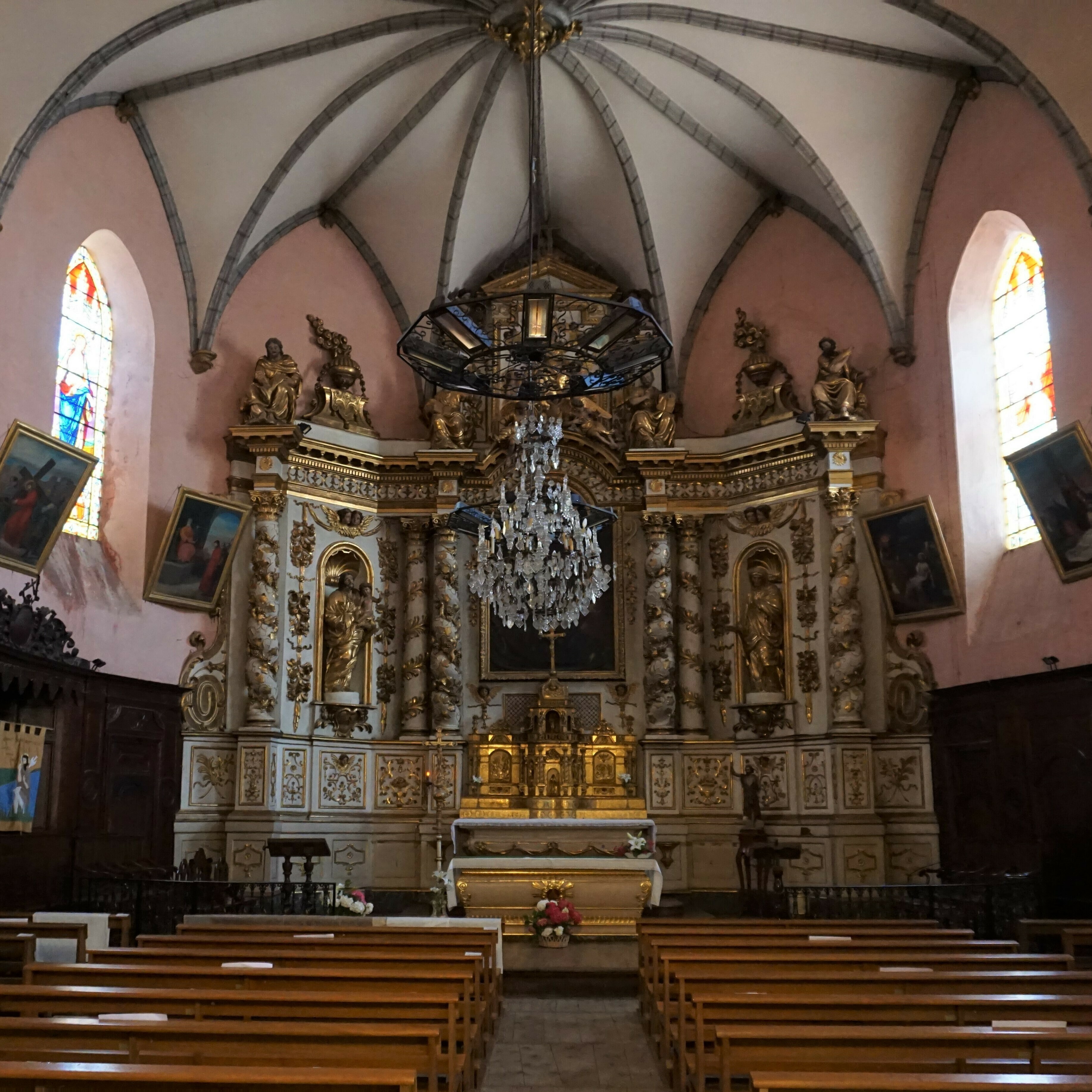 Découvrez une église au retable classée au titre des Monuments historiques, œuvre de Marc Ferrère