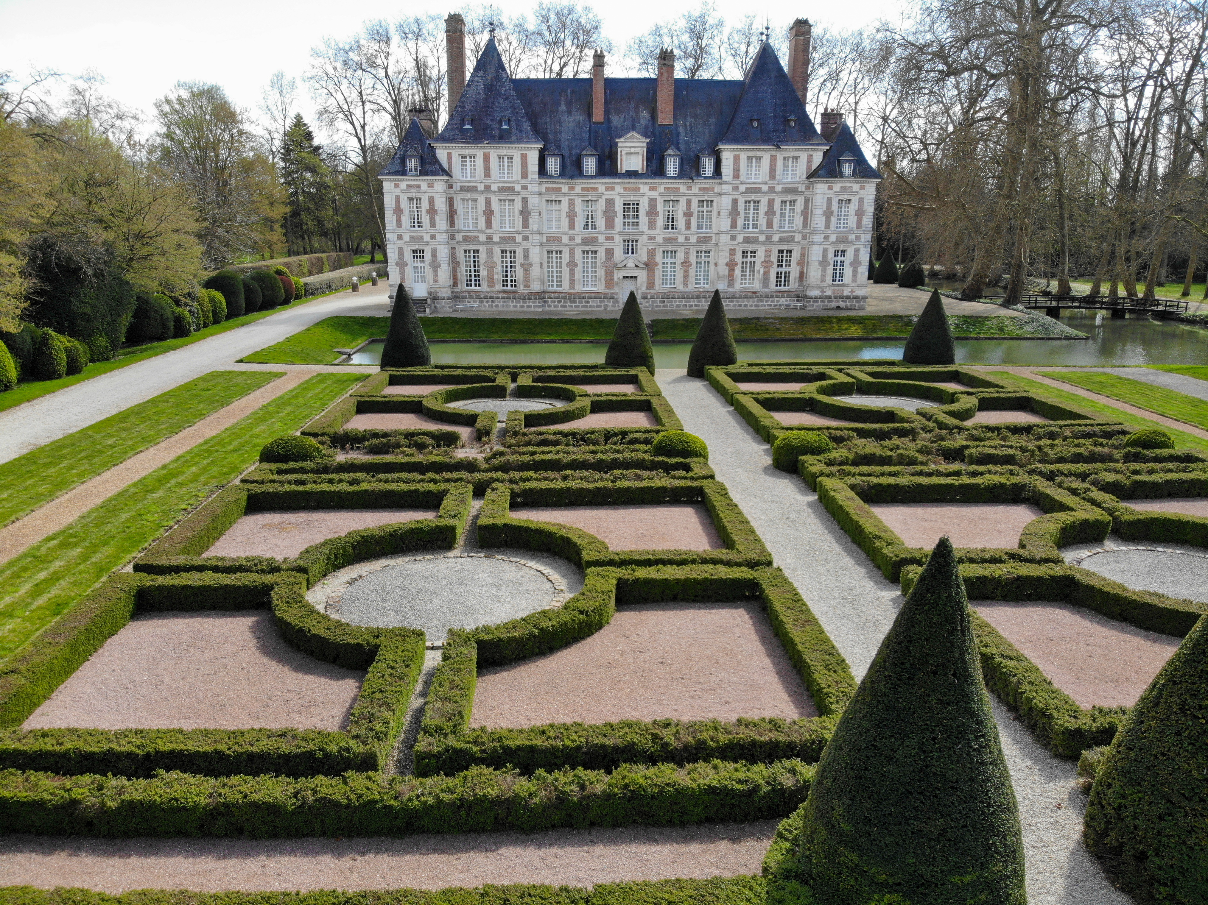 Découvrez un château du XVIe siècle à travers une visite guidée