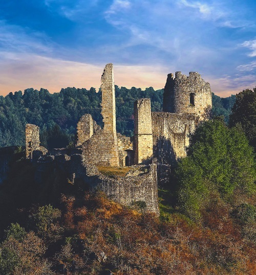 Porte ouverte au château de Ventadour