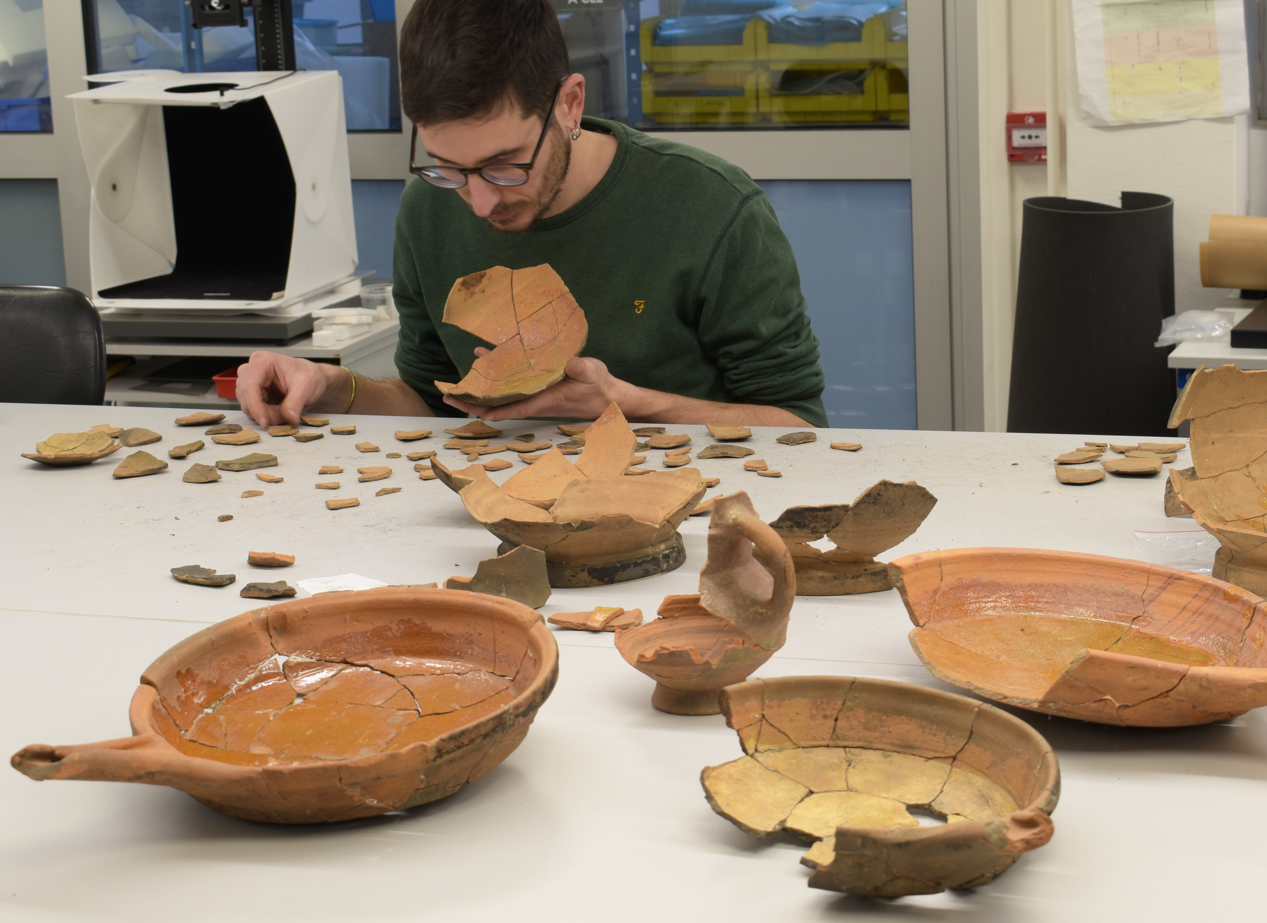 EXPOSITION SUR LA DÉCOUVERTE DE CÉRAMIQUES DU XIVE SIECLE