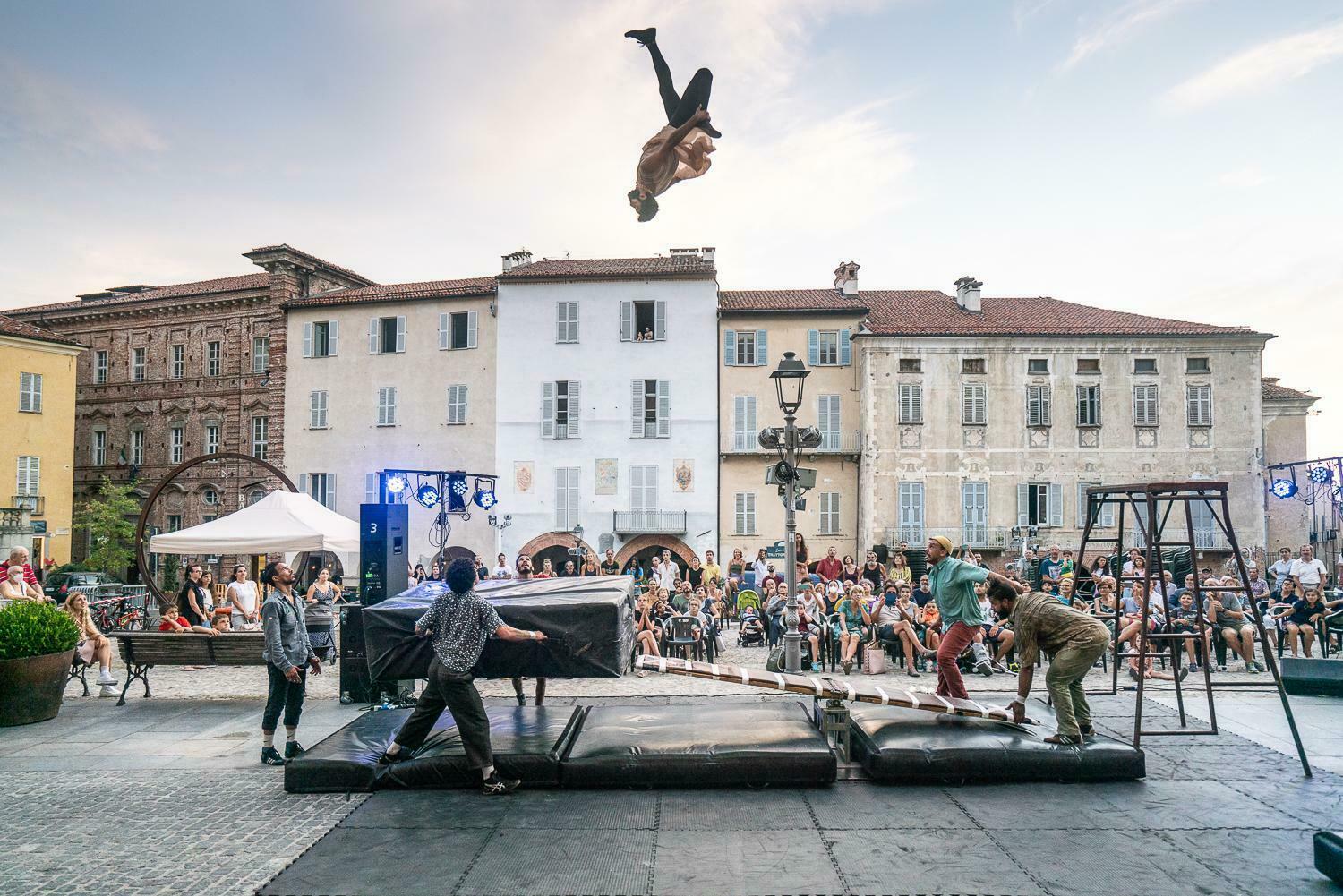 « Chouf le Ciel! » par la compagnie Colokolo : spectacle urbain marocain à couper le souffle, à d…