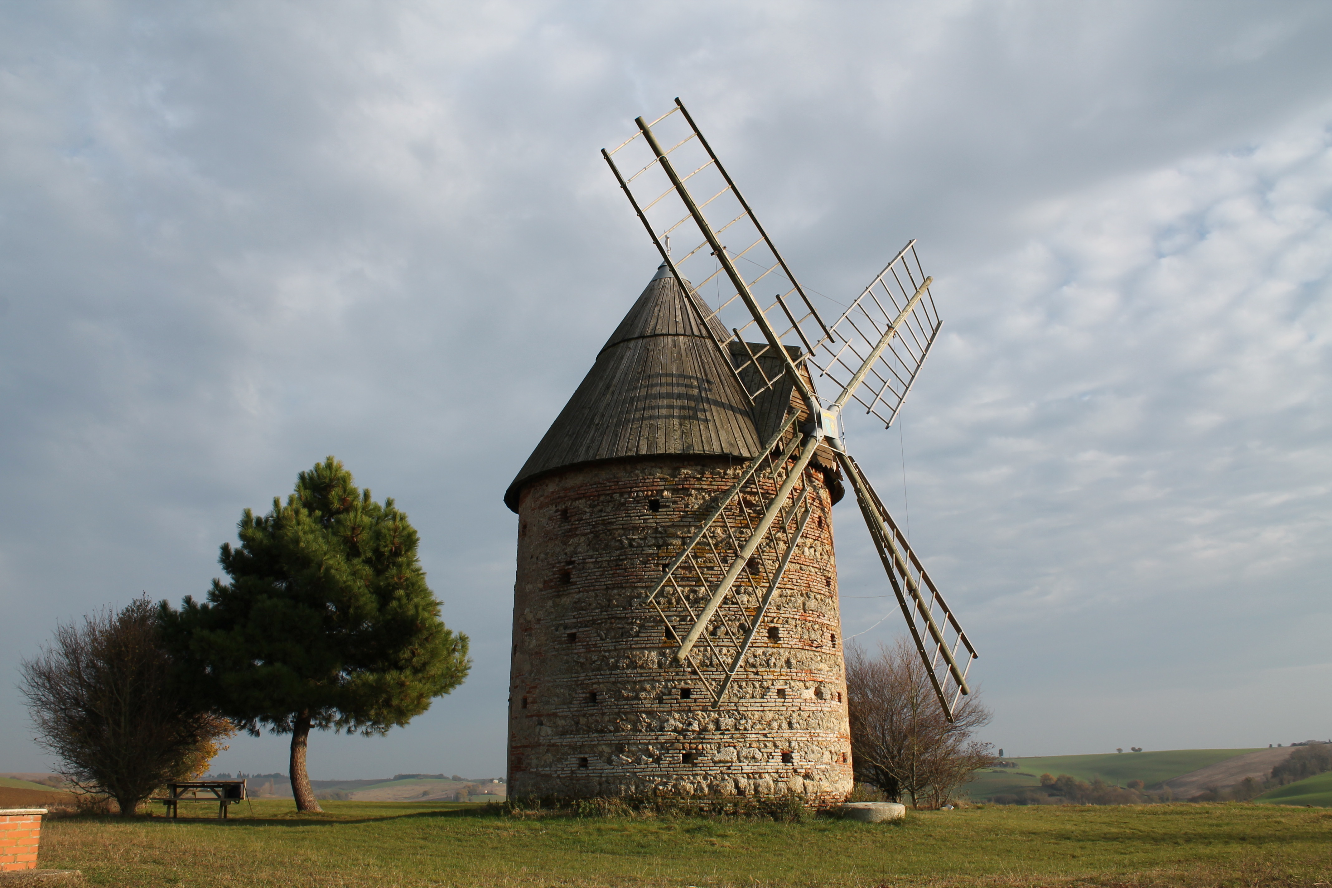 Visitez le moulin à vent de Pesquiès, ouvrage du XIIIe siècle