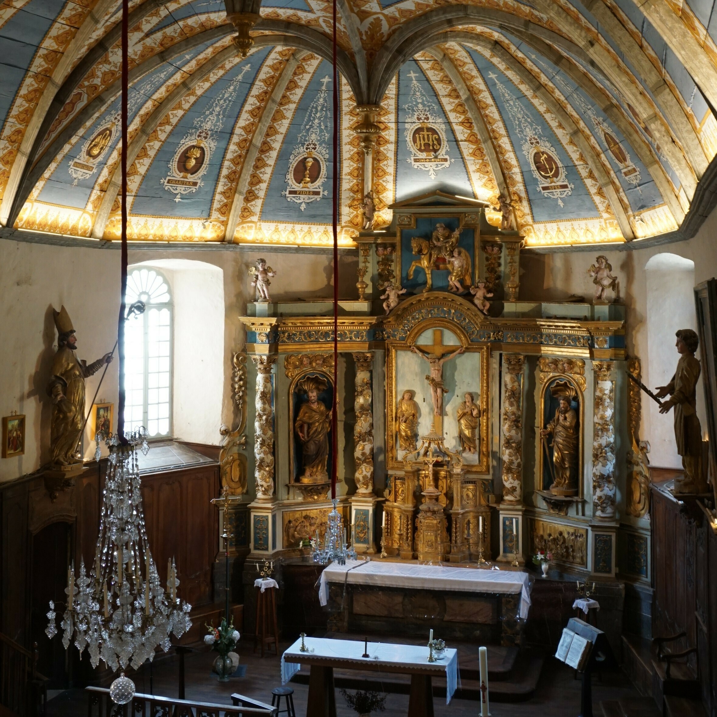 Découvrez une église classée au titre des Monuments Historiques et son retable également classé, œu…