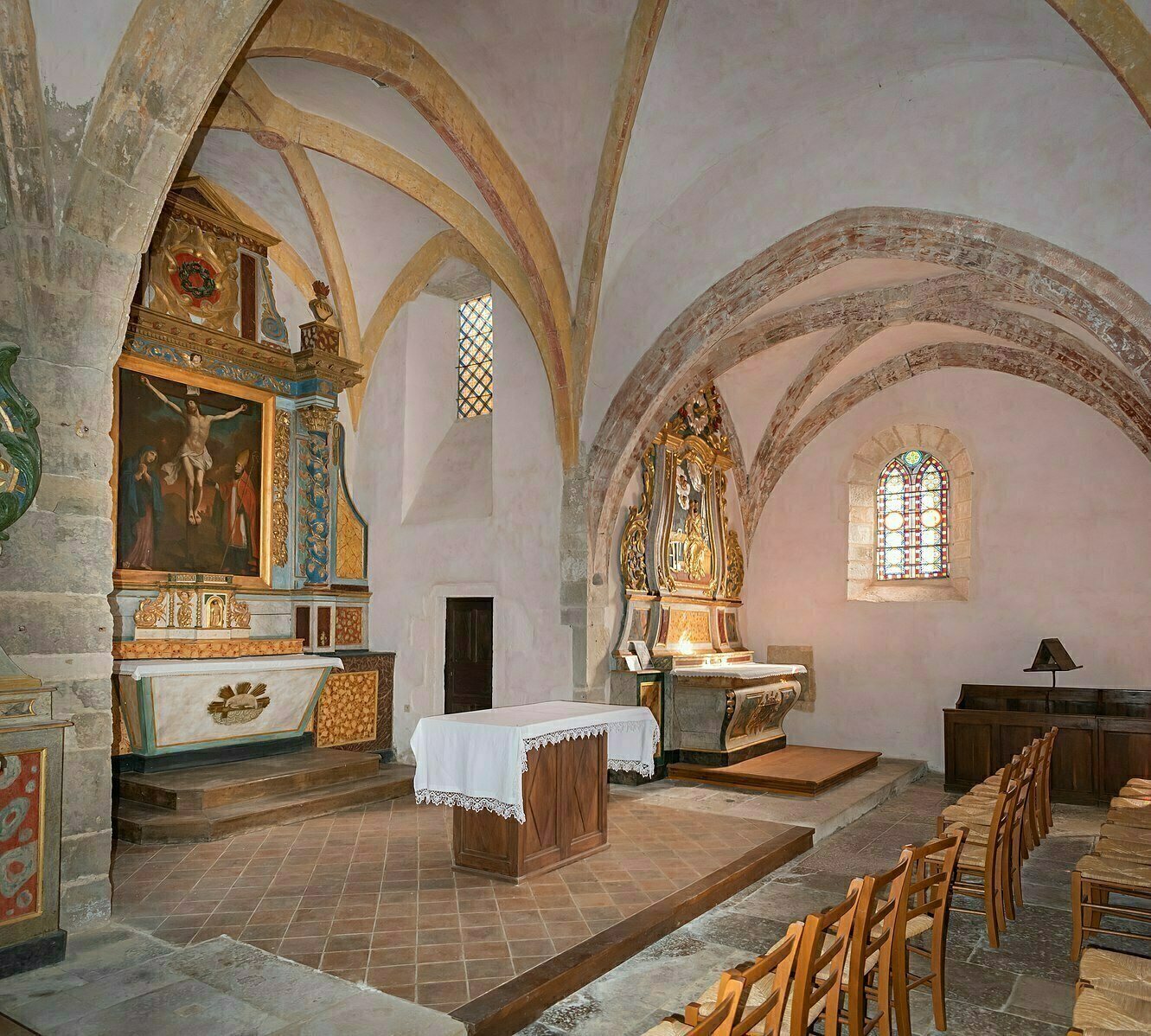 Visitez la petite église communale de Saint-Amans-de-Varès et découvrez son riche mobilier