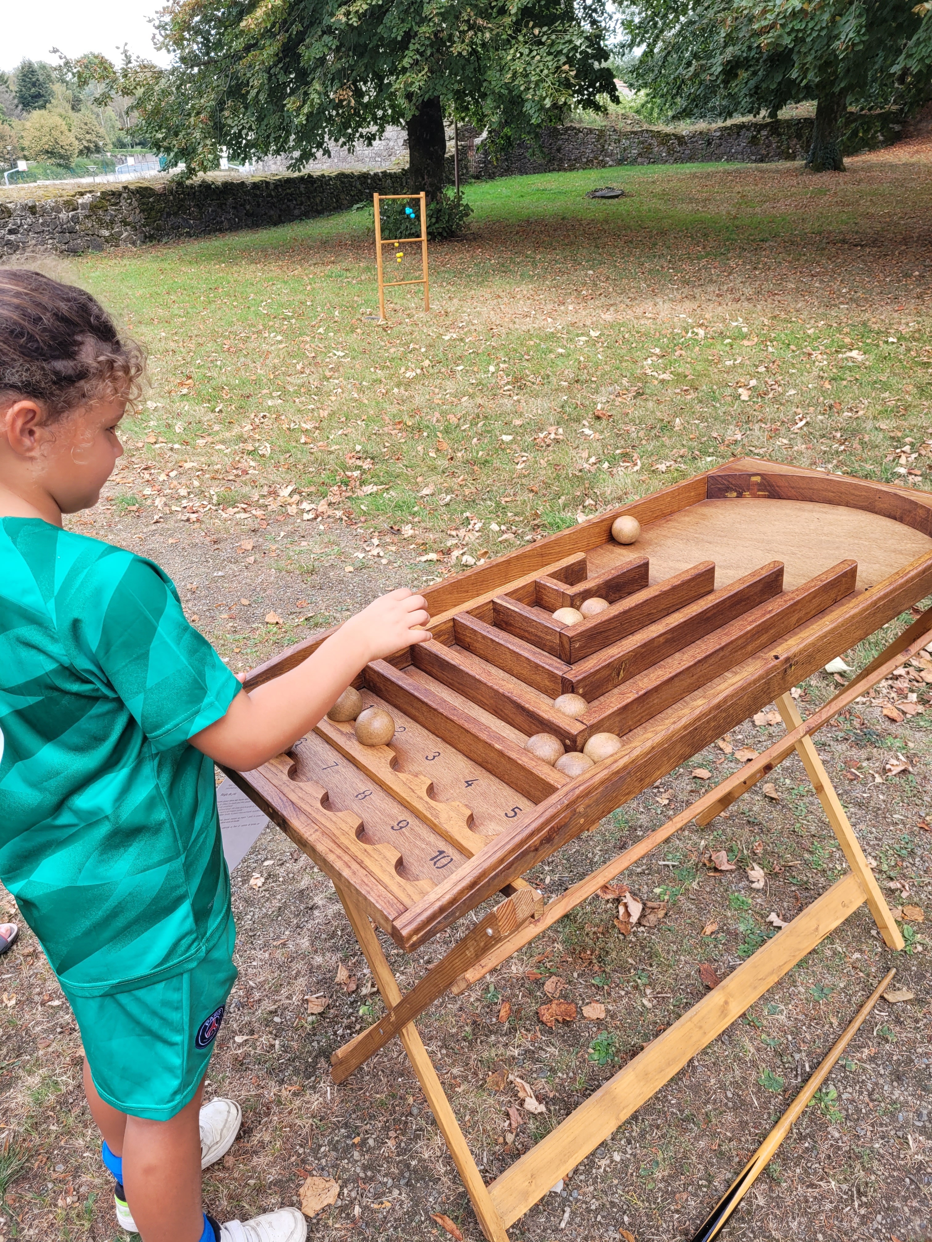 Jeux en bois dans le parc du château