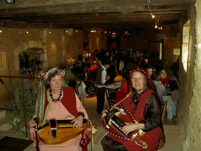 Panier pique-nique partagé dans la salle du corps de garde du château