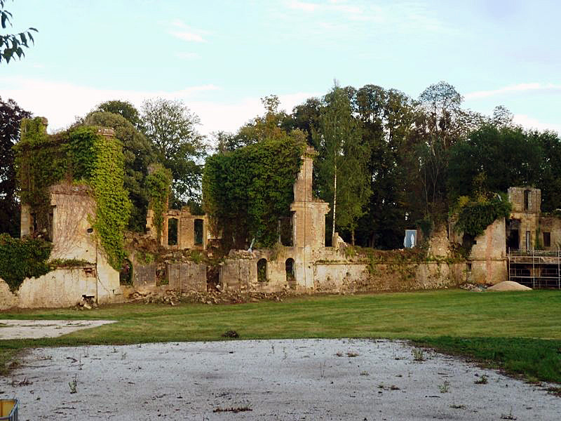 Déambulation entre un couvent et un château avec danse, musique et chant s