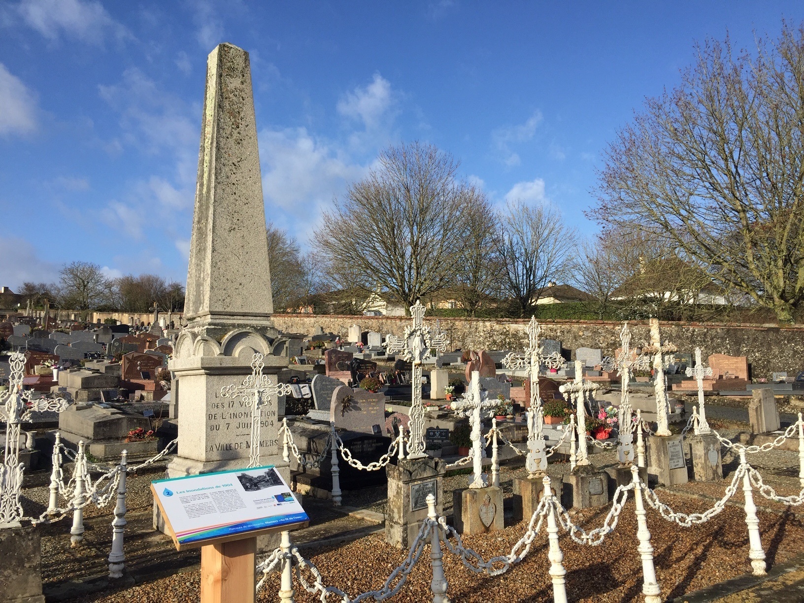 Balade dans notre cimetière : un lieu de mémoire