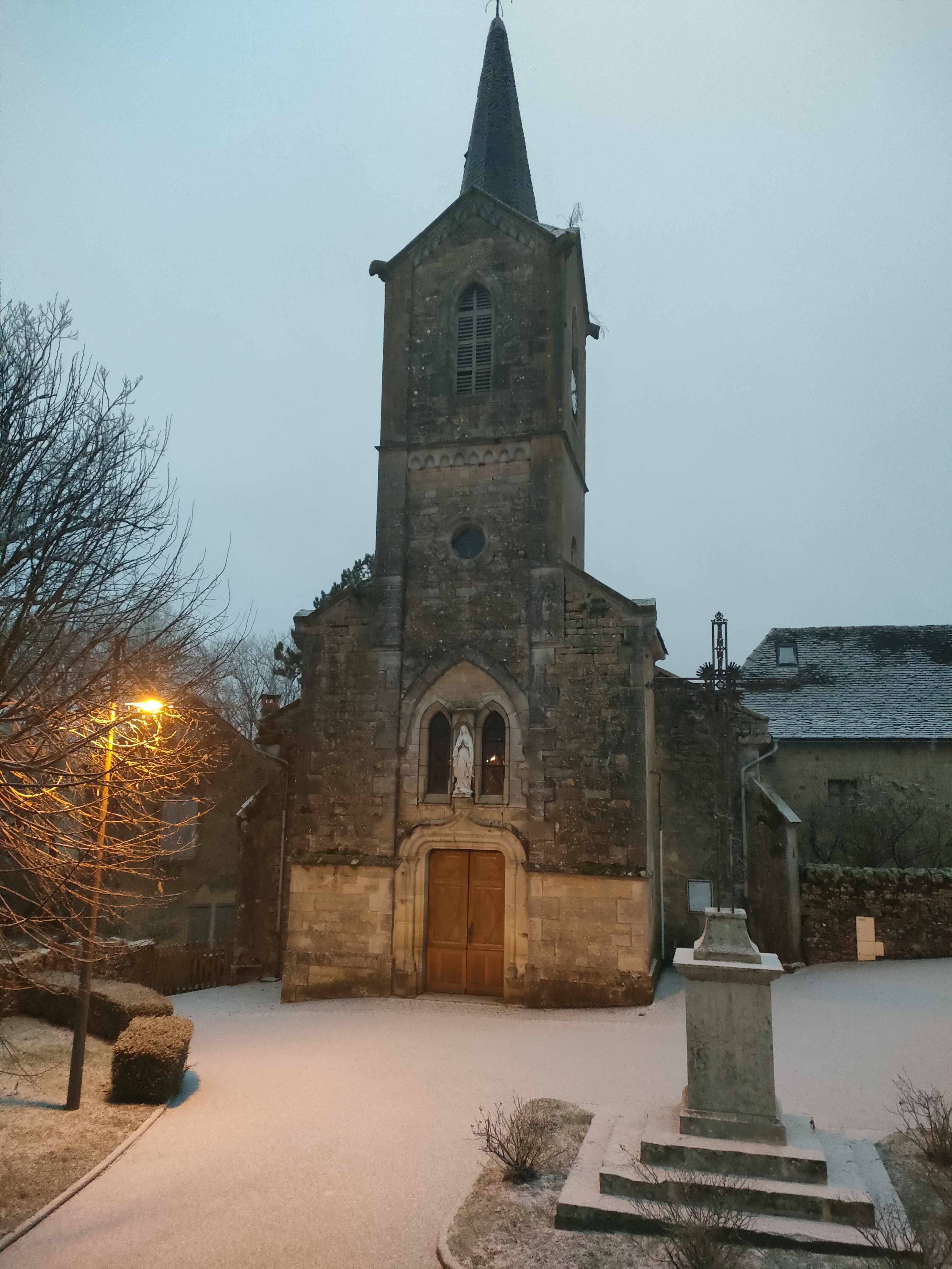 Visitez une église gothique dans le petit village de Marin