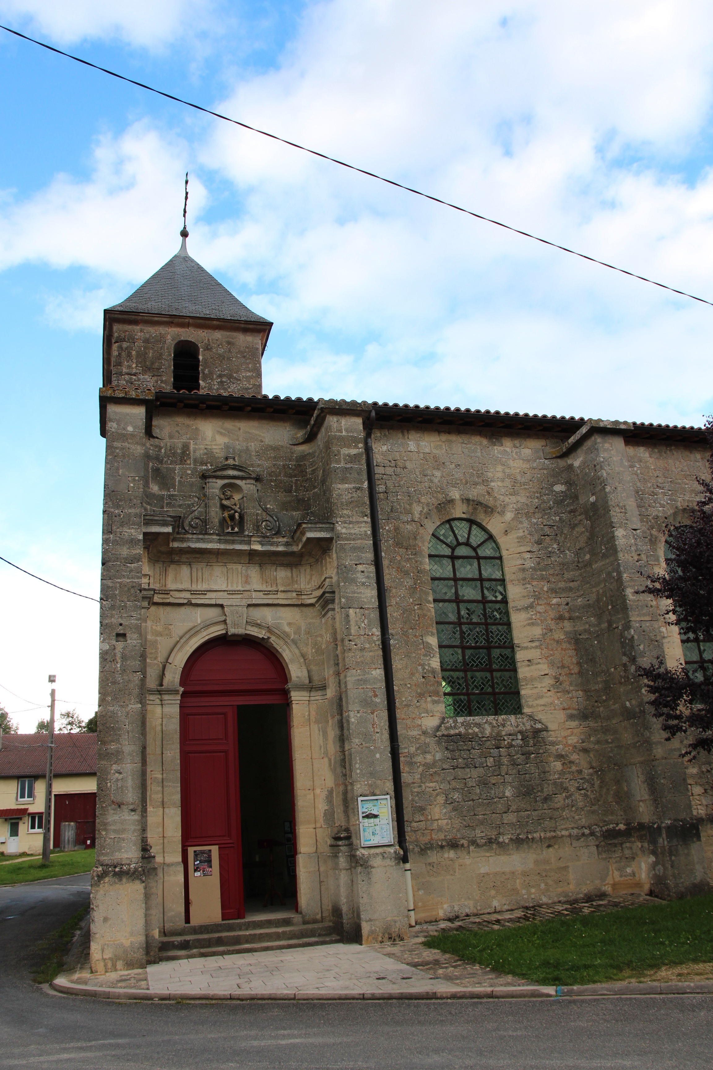 Découvrez une église et sa tour romane du XIIe siècle