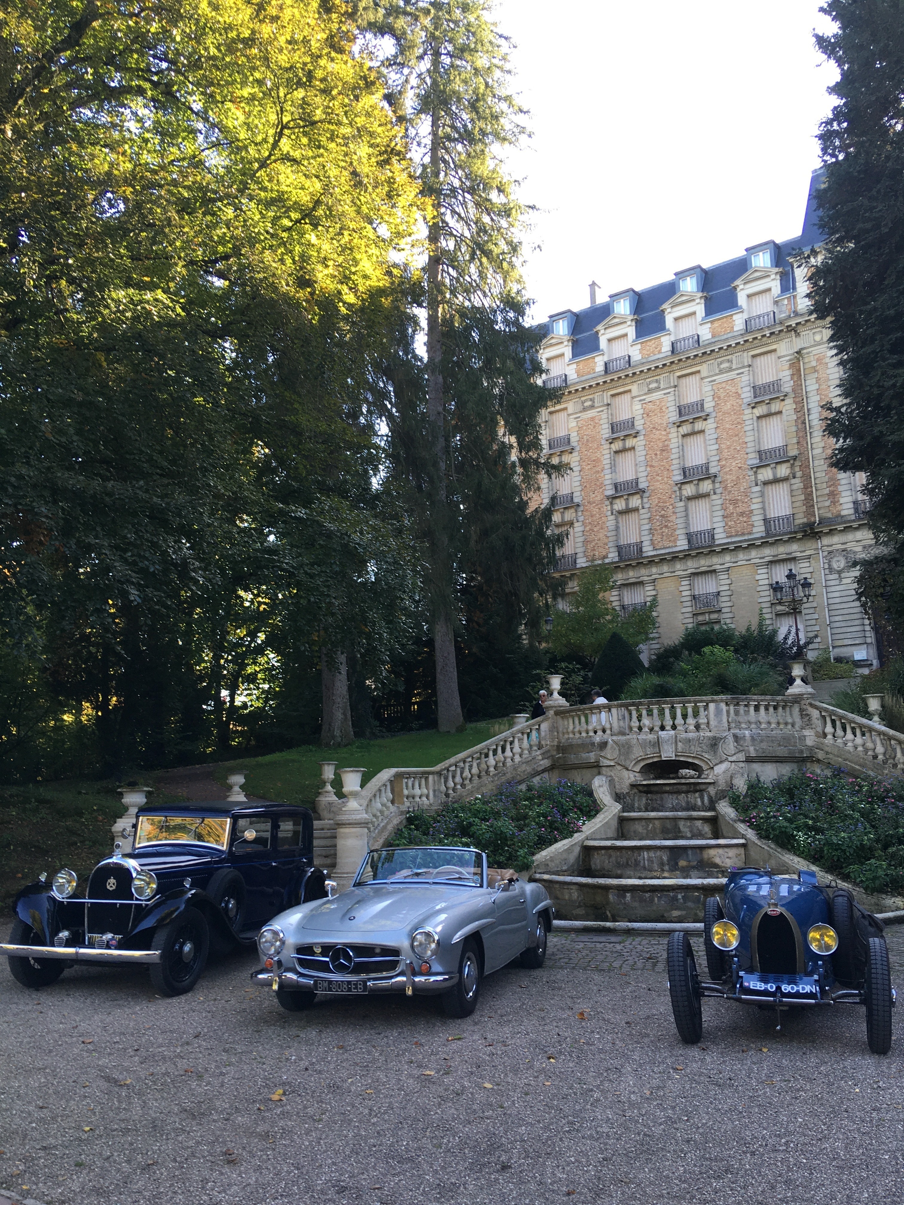 Exposition de voitures anciennes dans un parc thermal