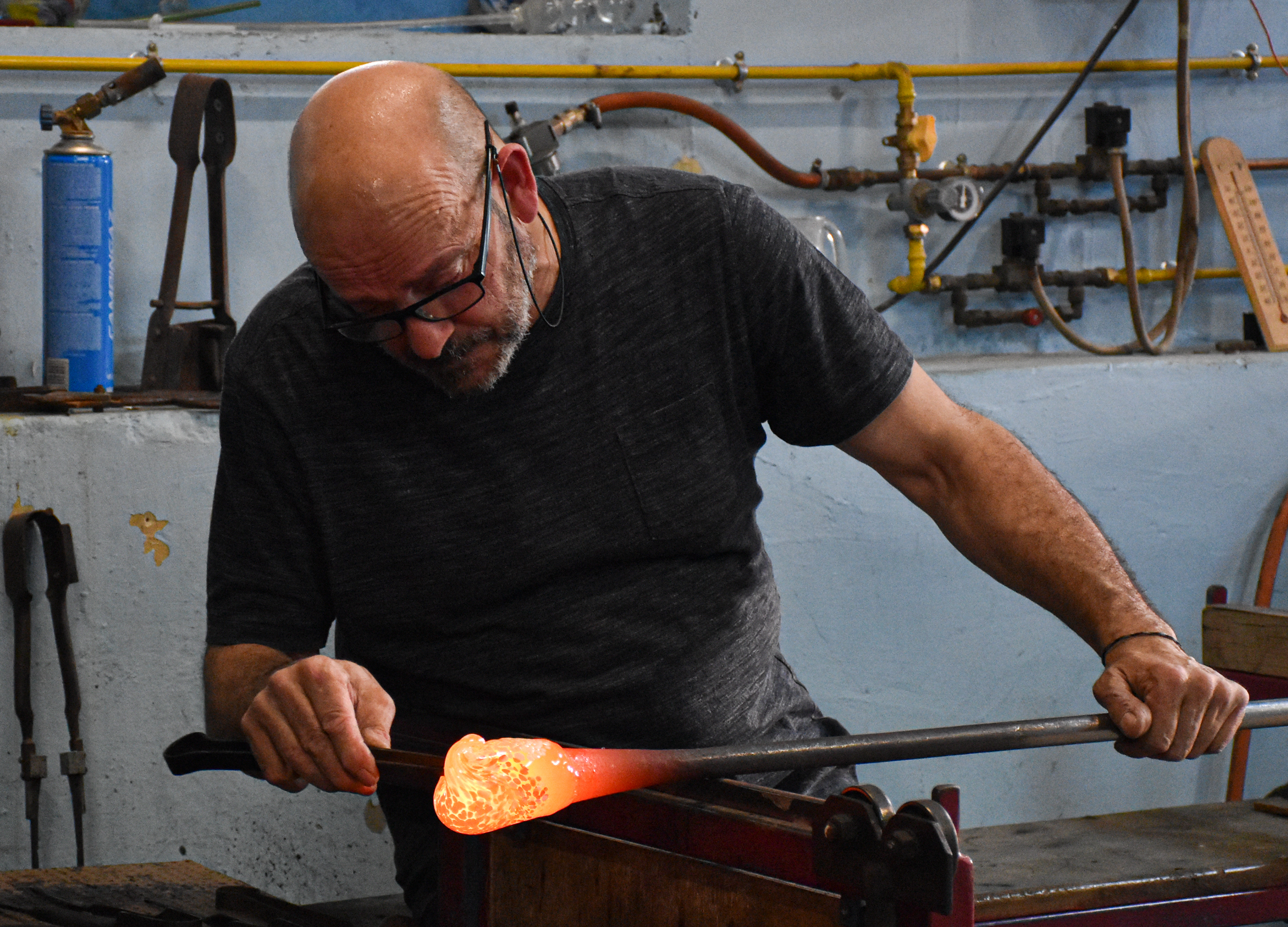 Découvrez le soufflage de verre par un véritable maître-verrier