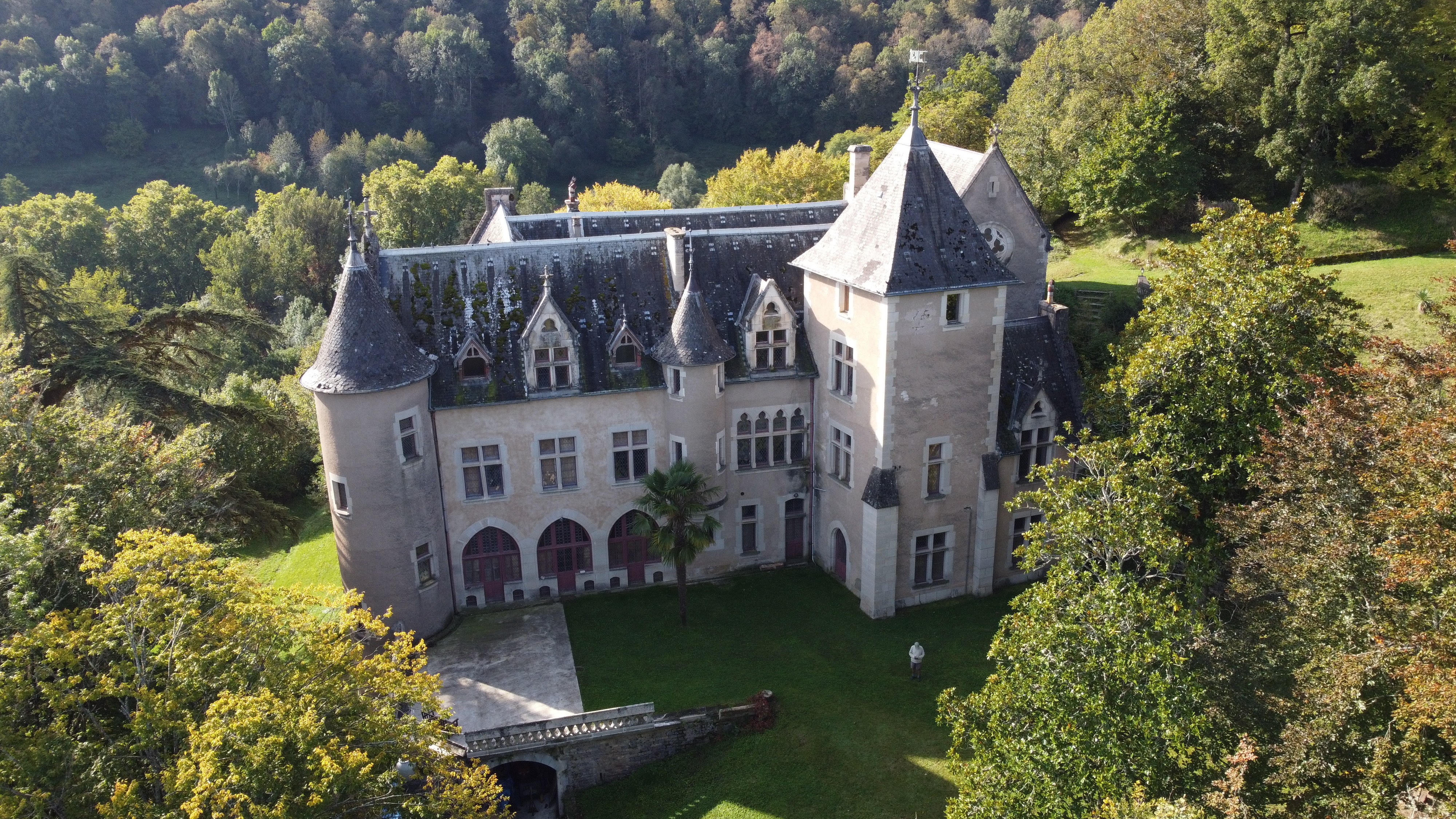 À la découverte du château néogothique et du vieux donjon