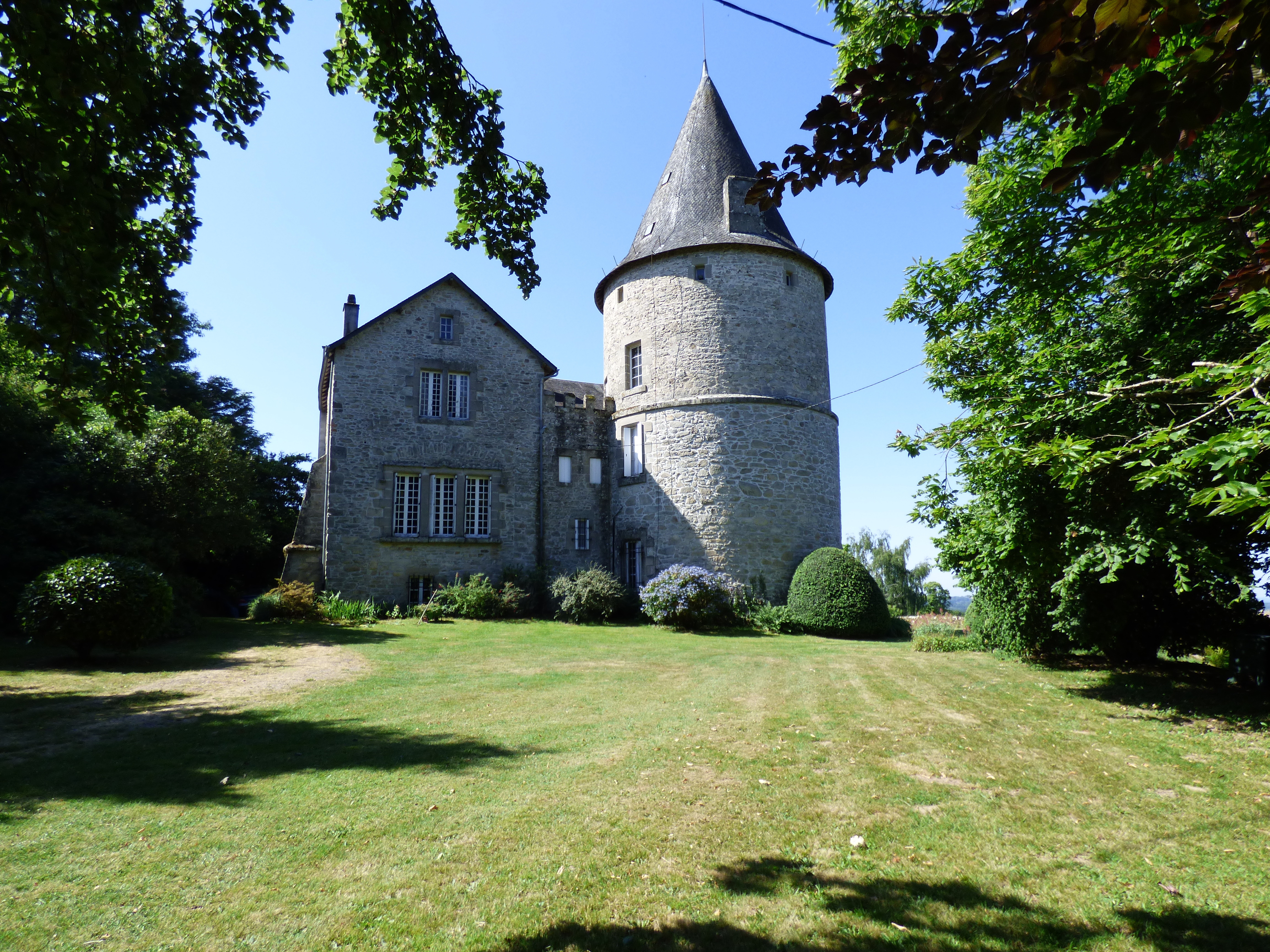 Saint-Germain-les-Vergnes - château de Chauvel Le 22 sept 2024