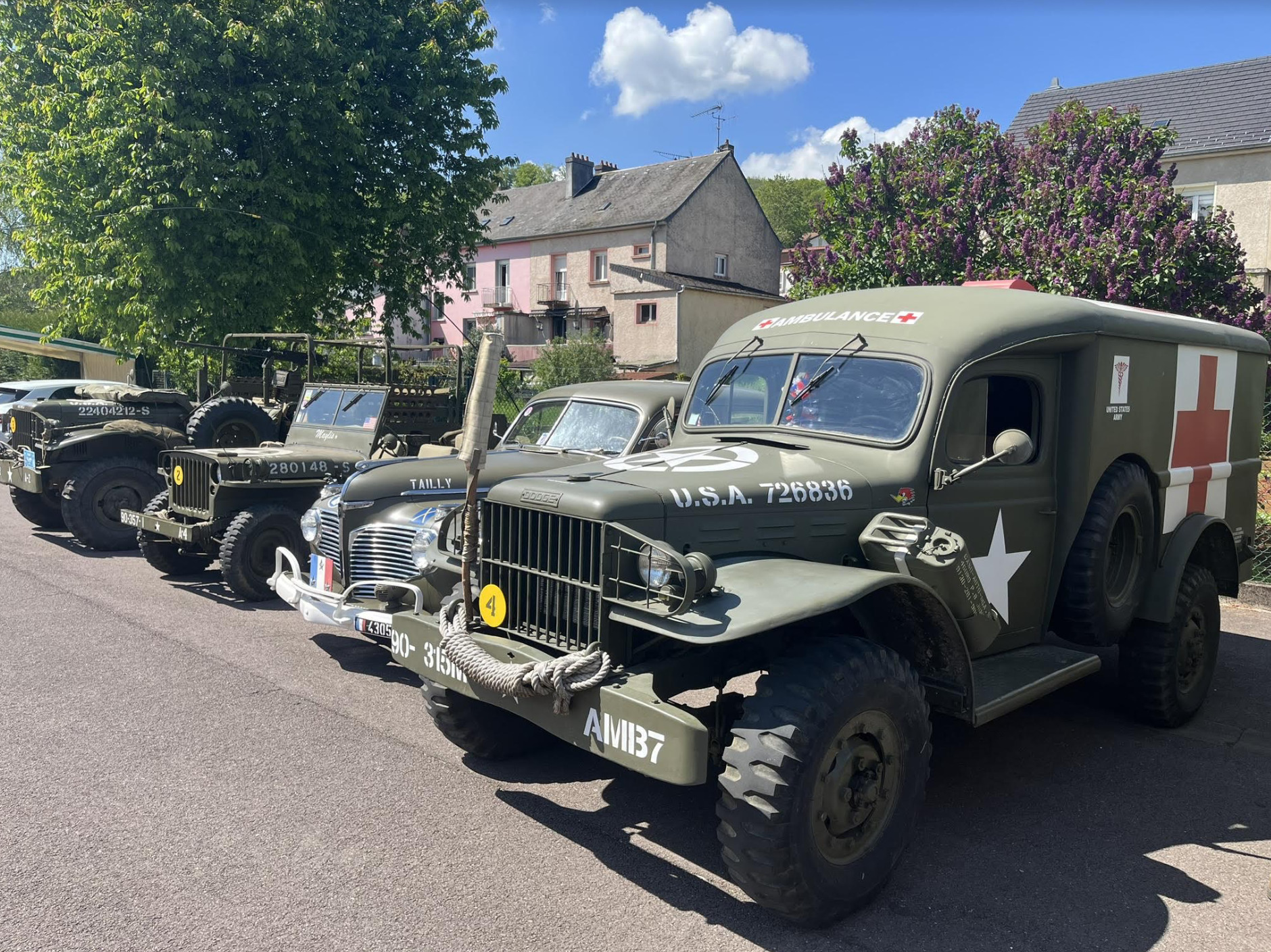 Exposition de véhicules militaires et civils d