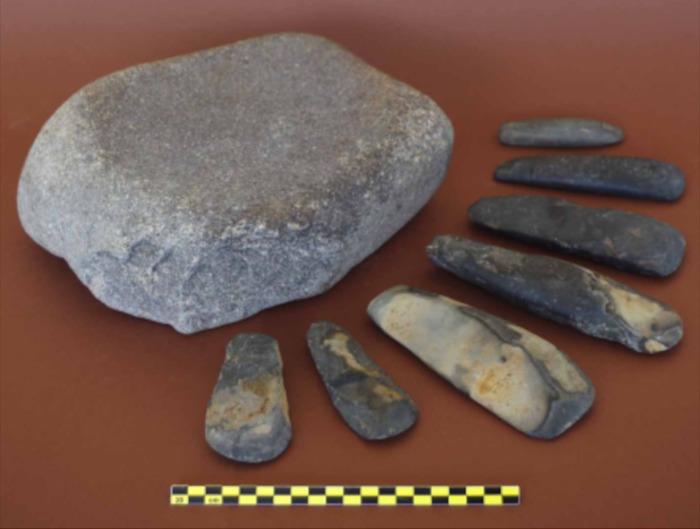 Présentation des objets archéologiques découverts à l'Anse Bellay