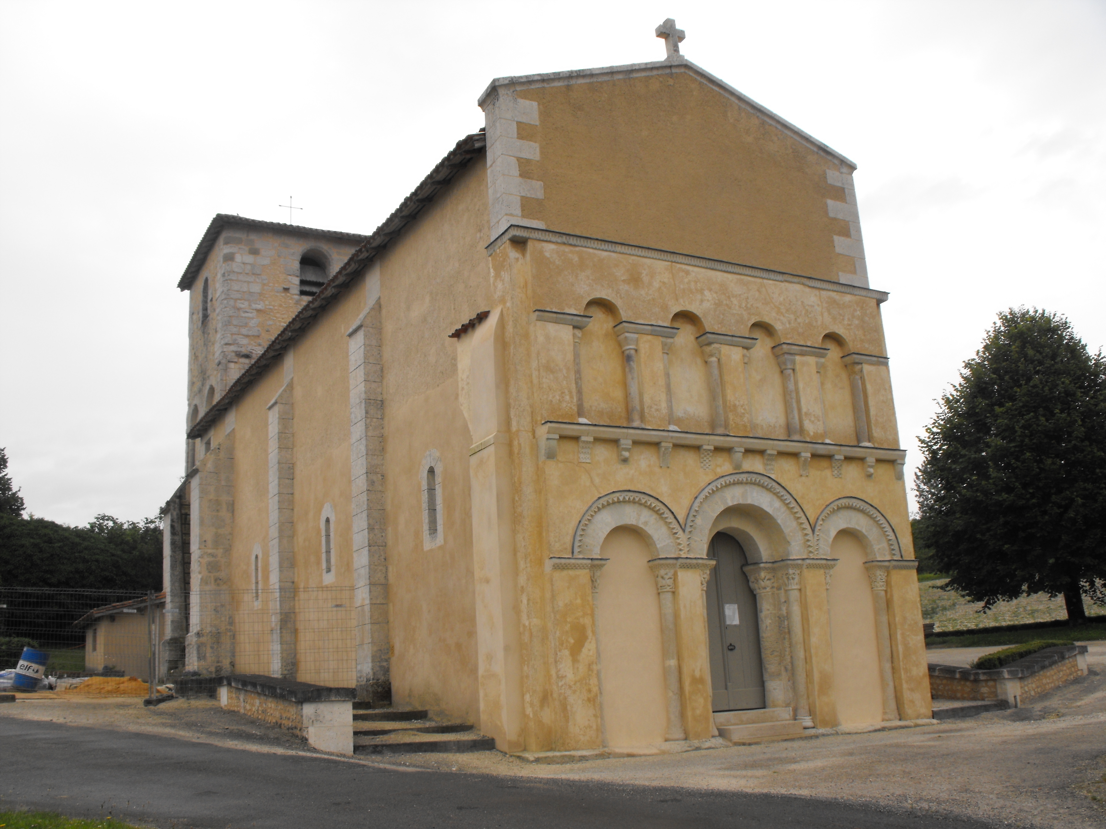 À découvrir : « une église à la façade typiquement charentaise »