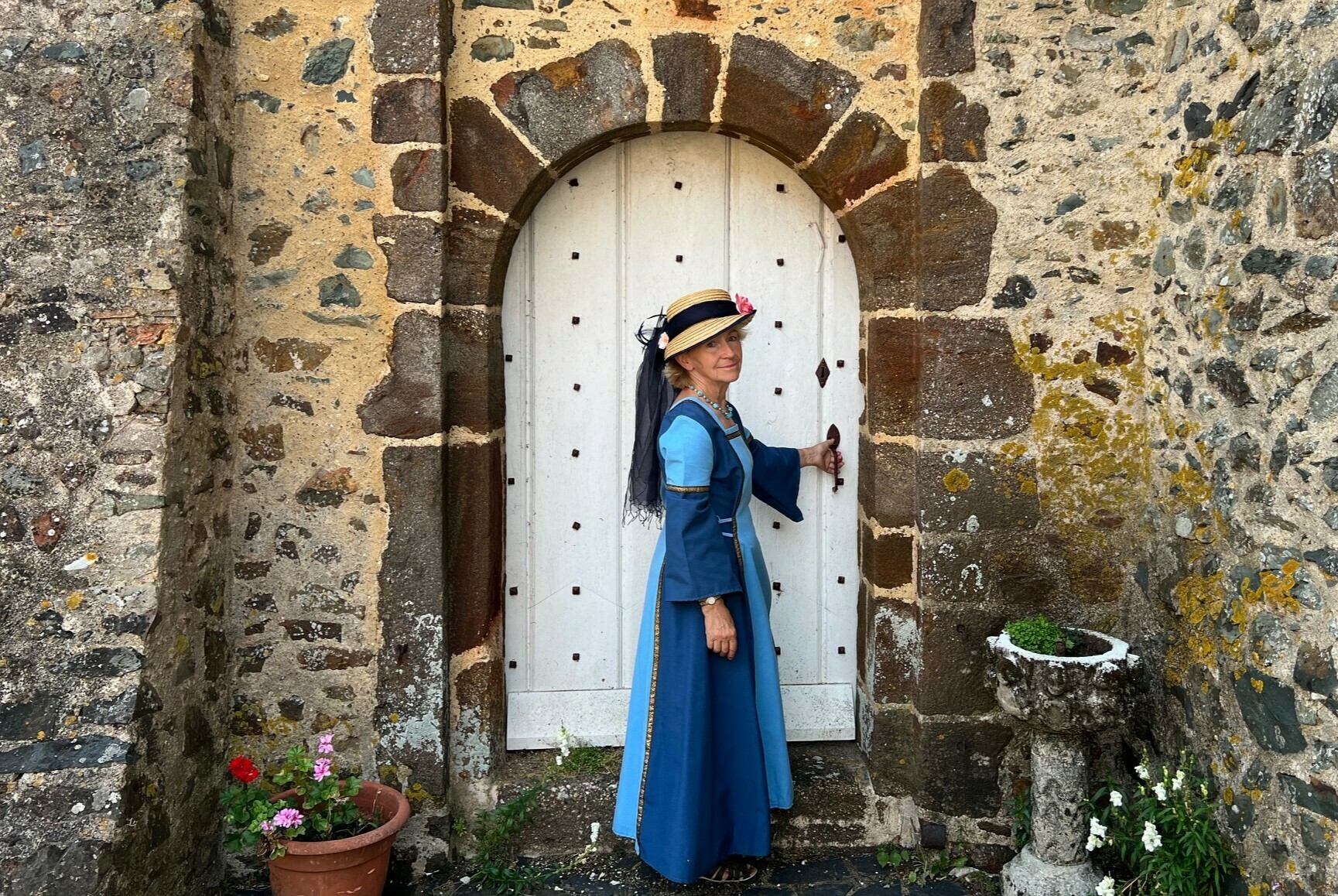 Visite guidée par Dame Christofette, dont le mari, seigneur des Arcis, réalisa un château résistant…