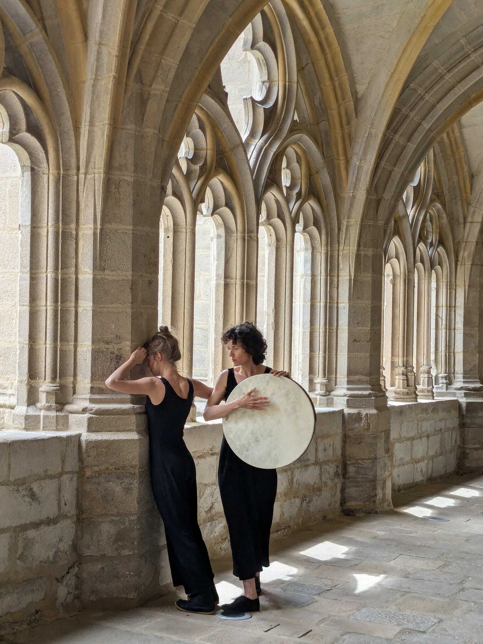 Les Murs / Danse contemporaine et chant dans le cloître... Le 21 sept 2024