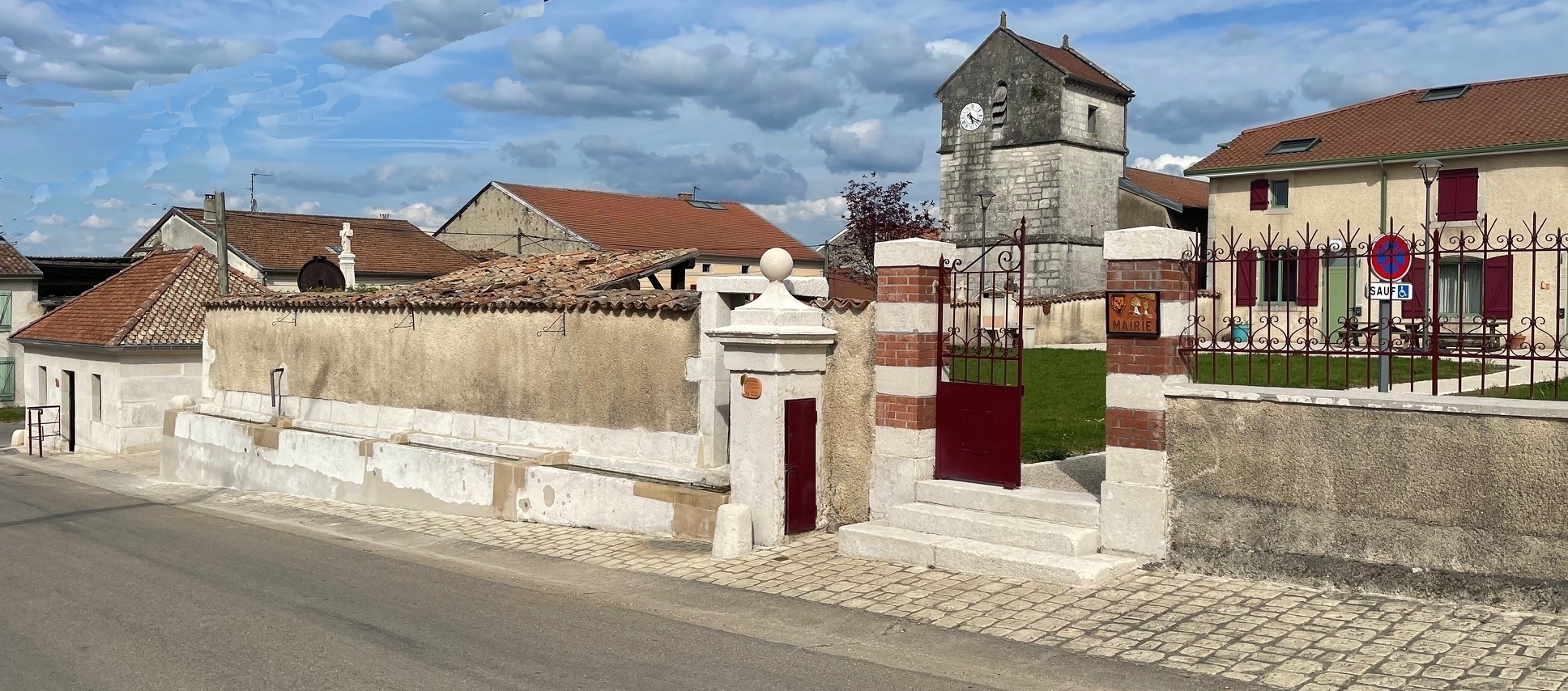 Exposition de clochers en céramique dans une église